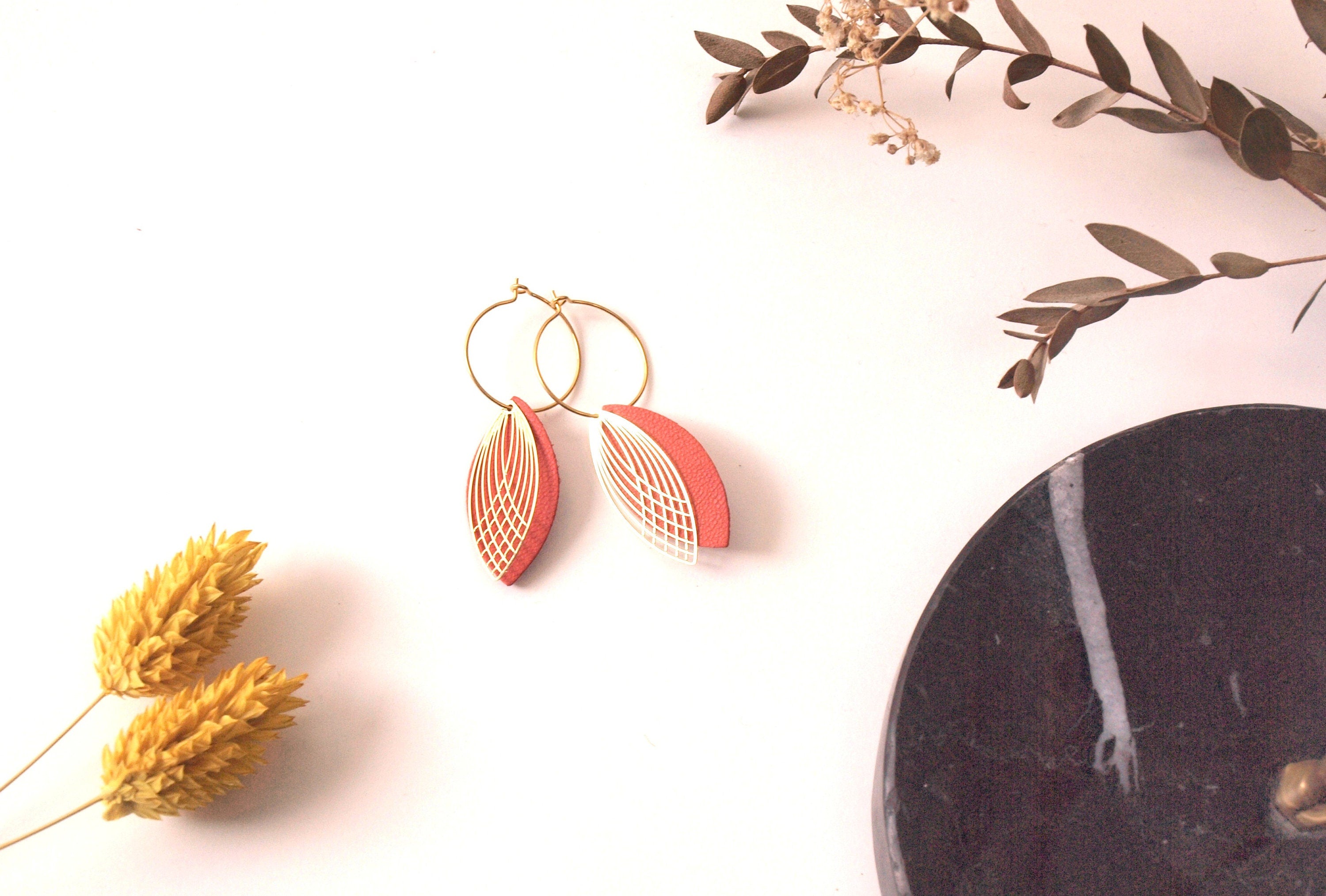 Boucles d'oreilles créoles acier inoxydable - cuir corail et or - créoles style art déco - modèle SIENNA