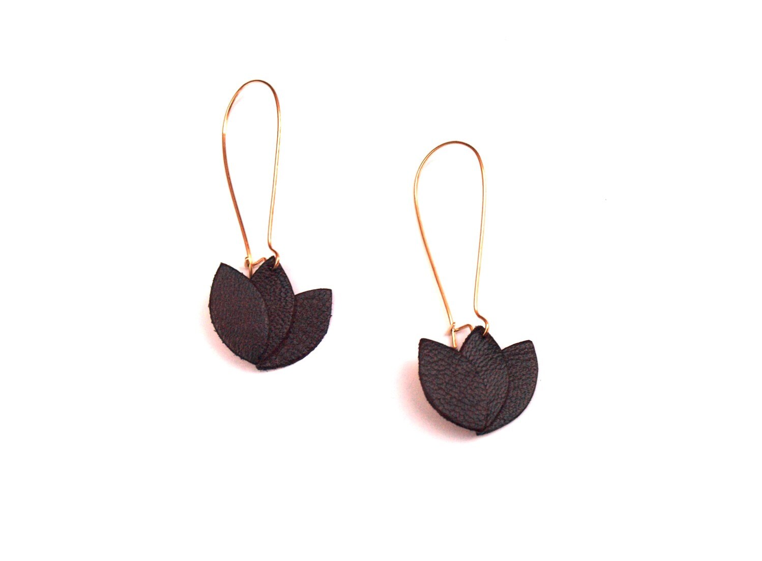 Boucles d'oreilles cuir noir et or, fleur de cuir sur monture dormeuse dorée