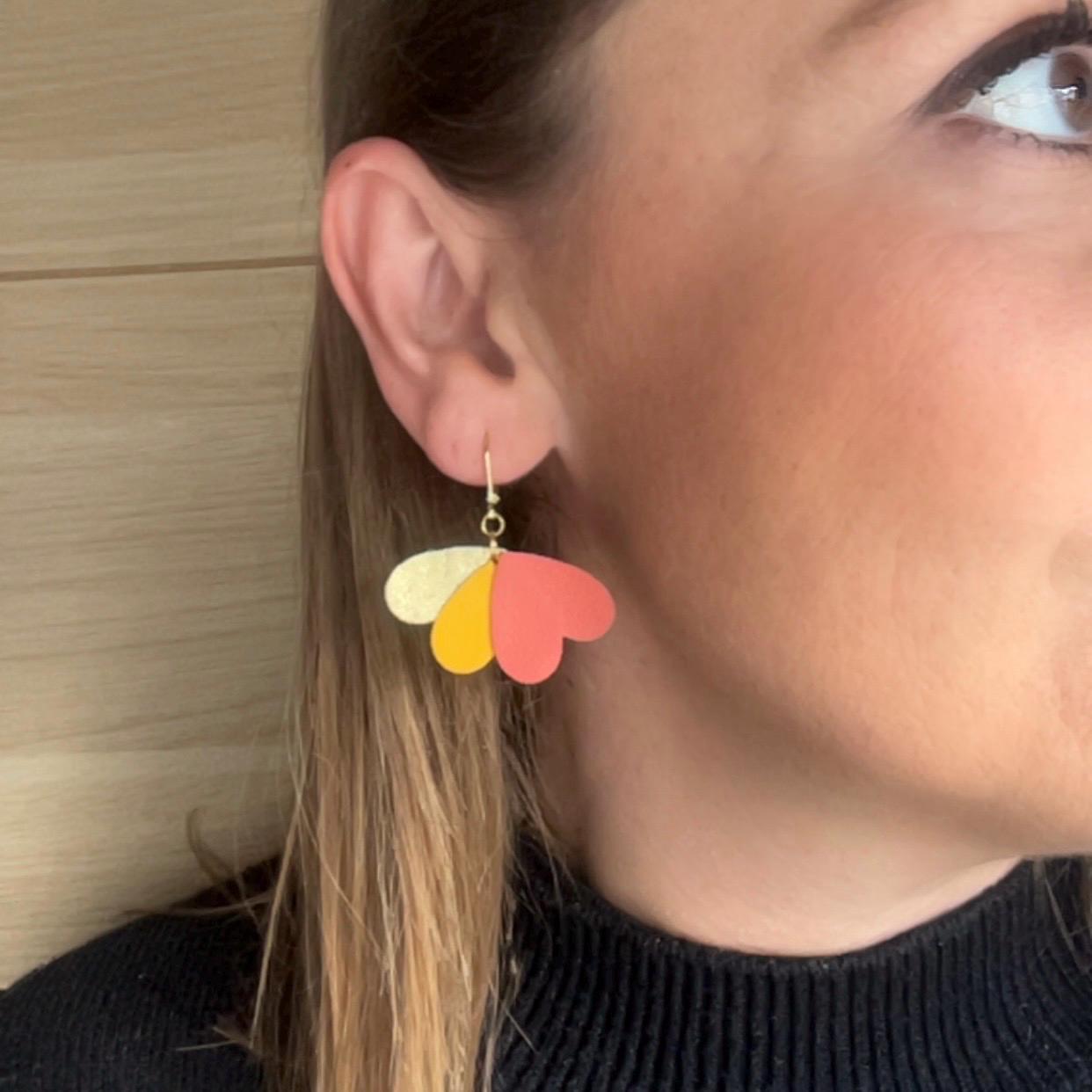 Boucles d’oreilles colorées cœurs en cuir upcyclé, bijoux artisanaux légers faits main pour femme, cadeau original, corail jaune or