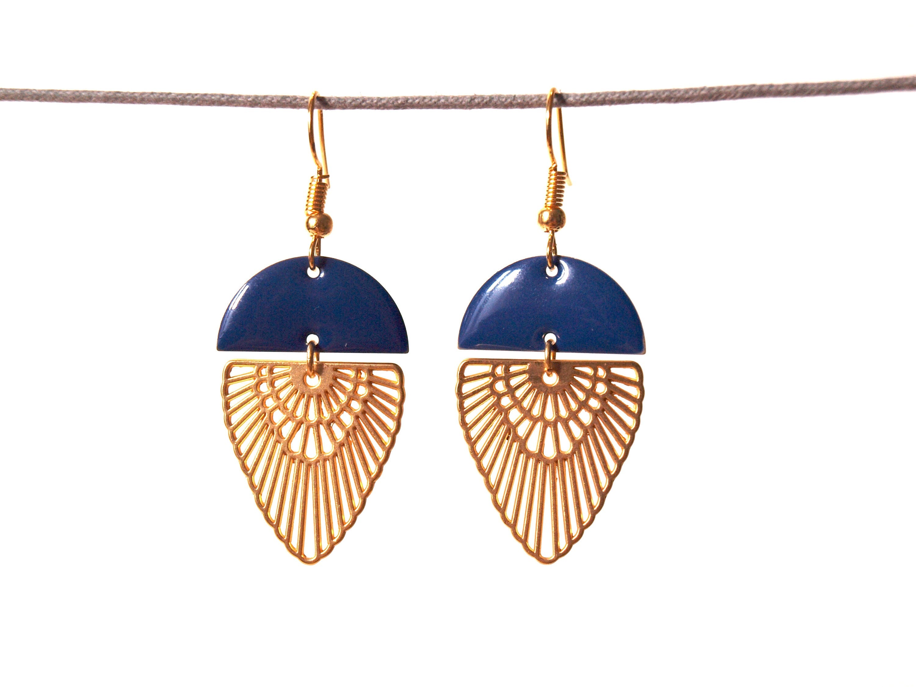 Boucles d'oreilles bleu et or art déco plaqué or mat et sequin émaillé demi cercle - cadeau femme