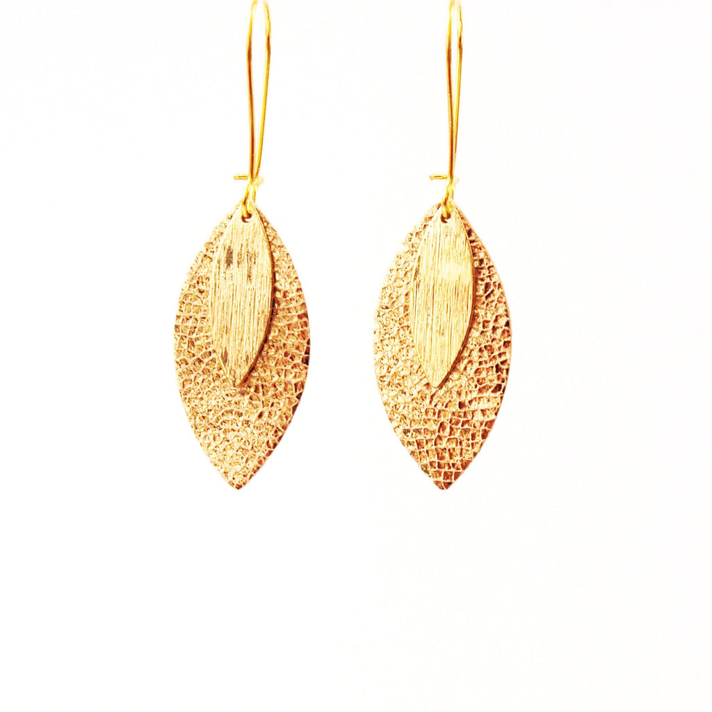 Boucles d'oreilles feuille de cuir or et pampille dorée modèle AVA
