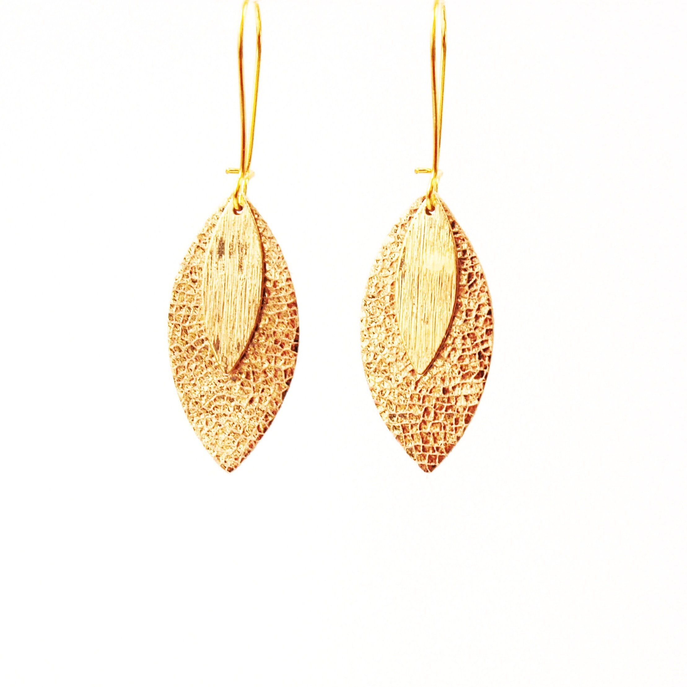 Boucles d'oreilles feuille de cuir or et pampille dorée modèle AVA