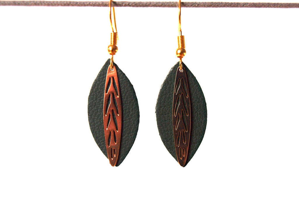 Boucles d'oreilles cuir et laiton feuille de cuir vert sur monture dorée - cadeau femme - vert et or - modèle Fiona