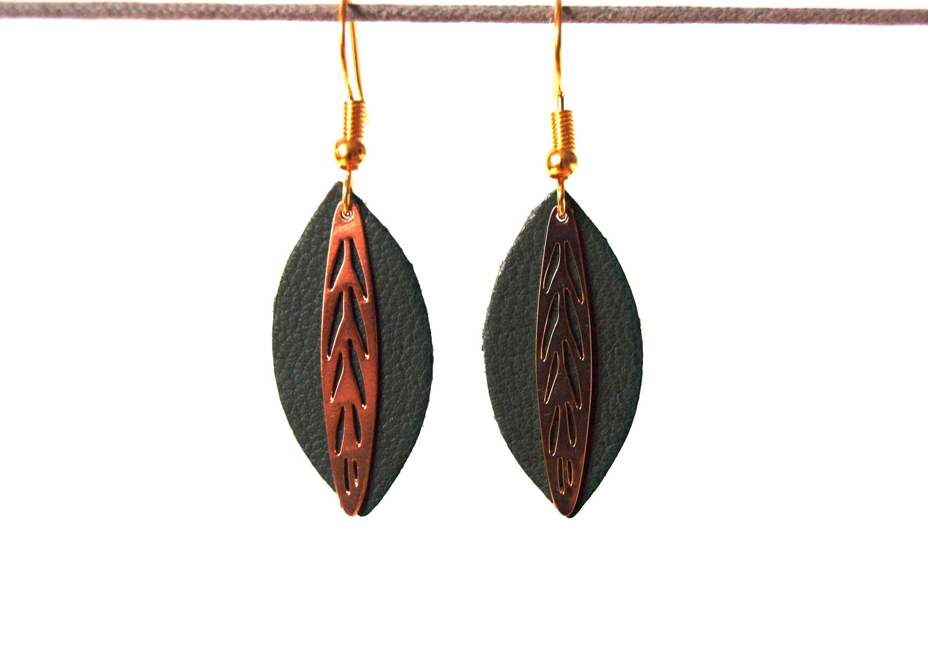 Boucles d'oreilles cuir et laiton feuille de cuir vert sur monture dorée - cadeau femme - vert et or - modèle Fiona