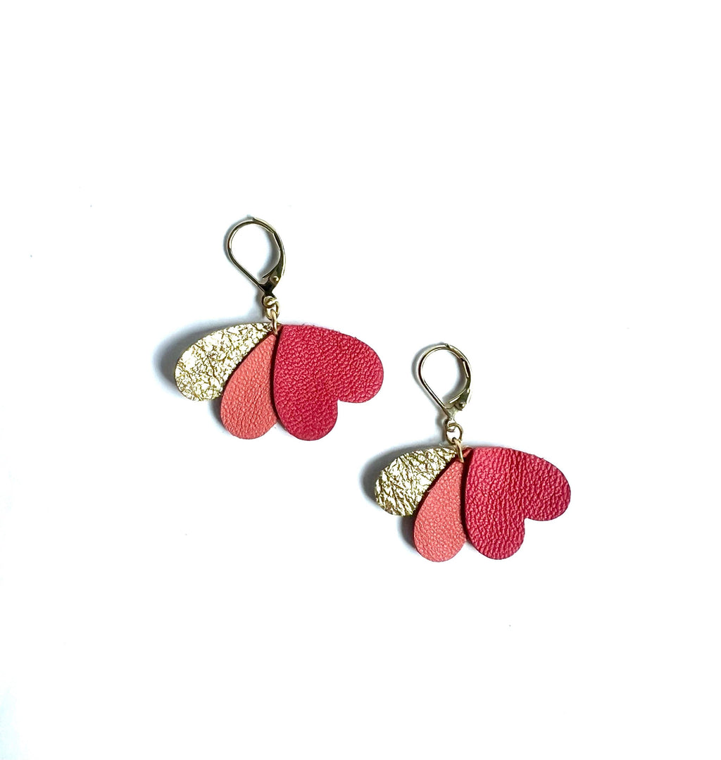 Boucles d’oreilles cœurs en cuir upcyclé, bijoux artisanaux légers faits main, boucles pendantes femme, cadeau original, rouge corail et or