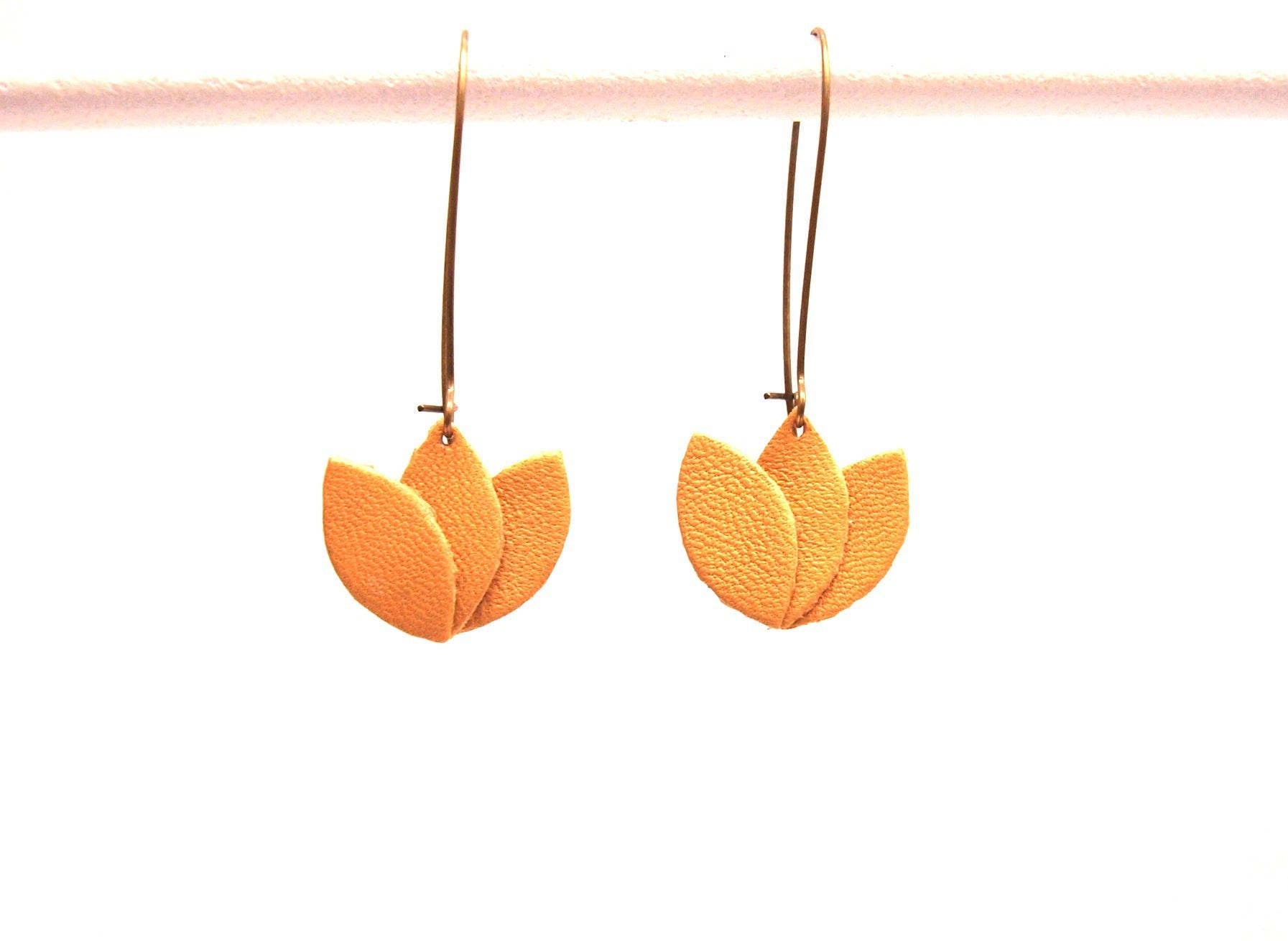 Boucles d'oreilles cuir jaune moutarde ocre, fleur de cuir sur monture bronze style dormeuse