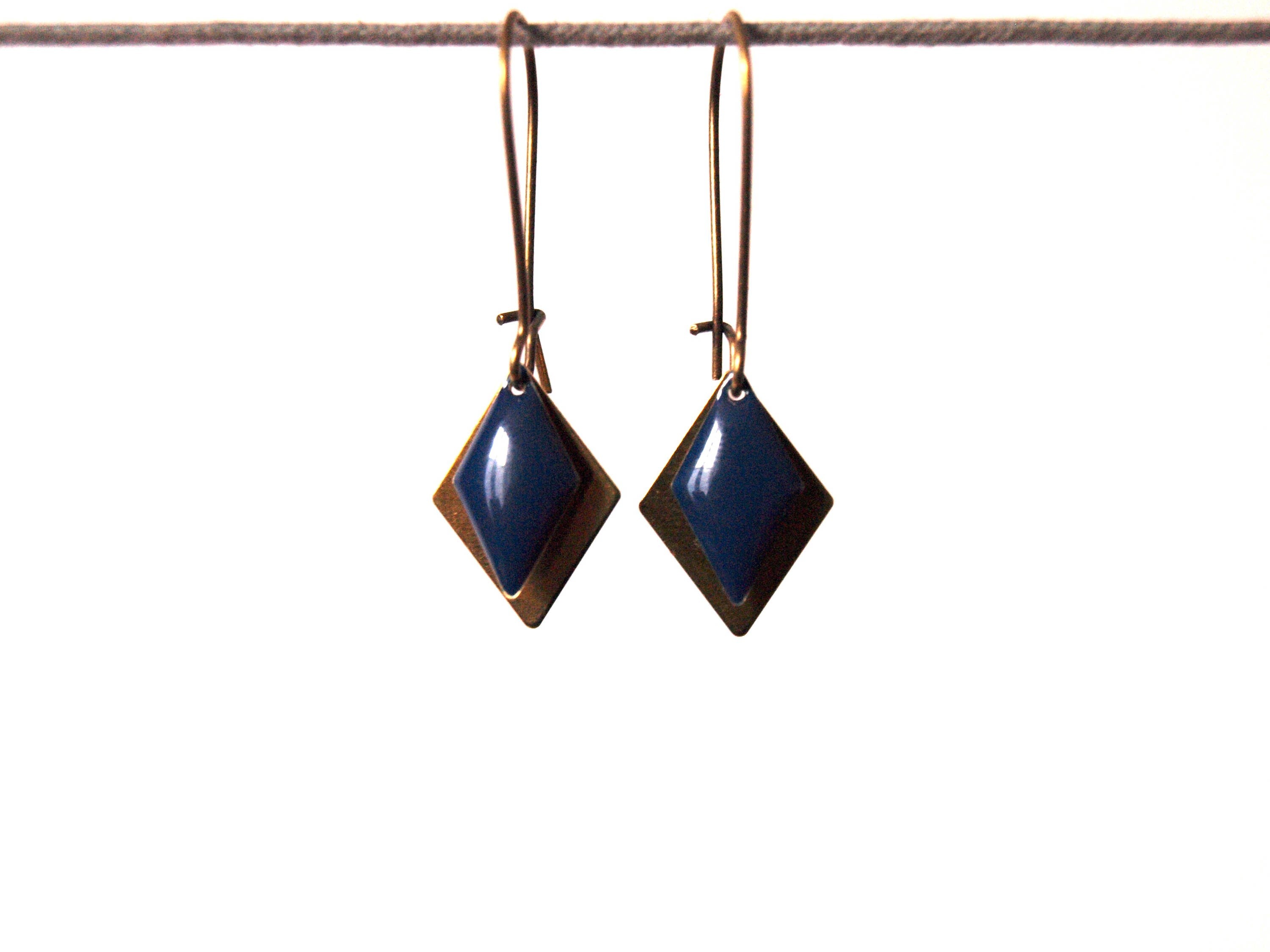 Boucles d'oreilles sequin émaillé graphiques - losange émaillé rouge grenat sur laiton brut - monture bronze - cadeau de noël femme