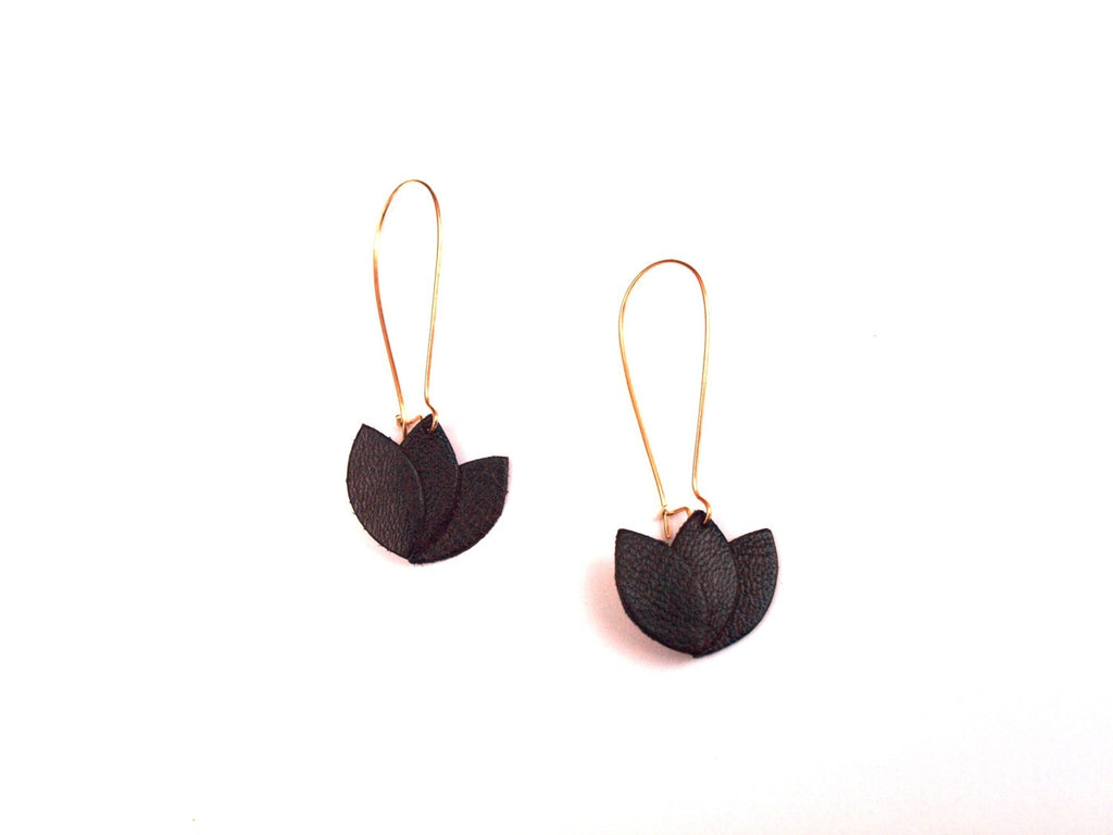 Boucles d'oreilles cuir noir et or, fleur de cuir sur monture dormeuse dorée