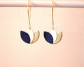 Boucles d'oreilles cuir bleu roi, blanc et or, fleur de cuir sur monture dorée style dormeuse