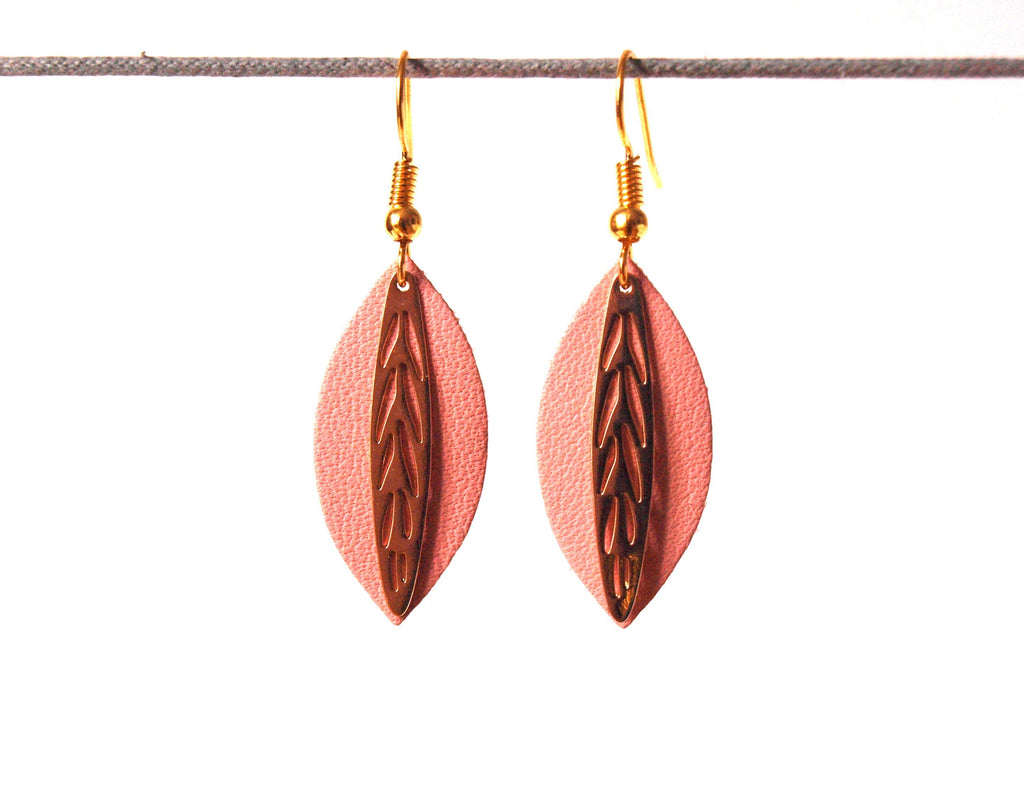 Boucles d'oreilles cuir rose et or - feuille de cuir sur monture crochet laiton doré - discrètes originales - cadeau femme - modèle Fiona