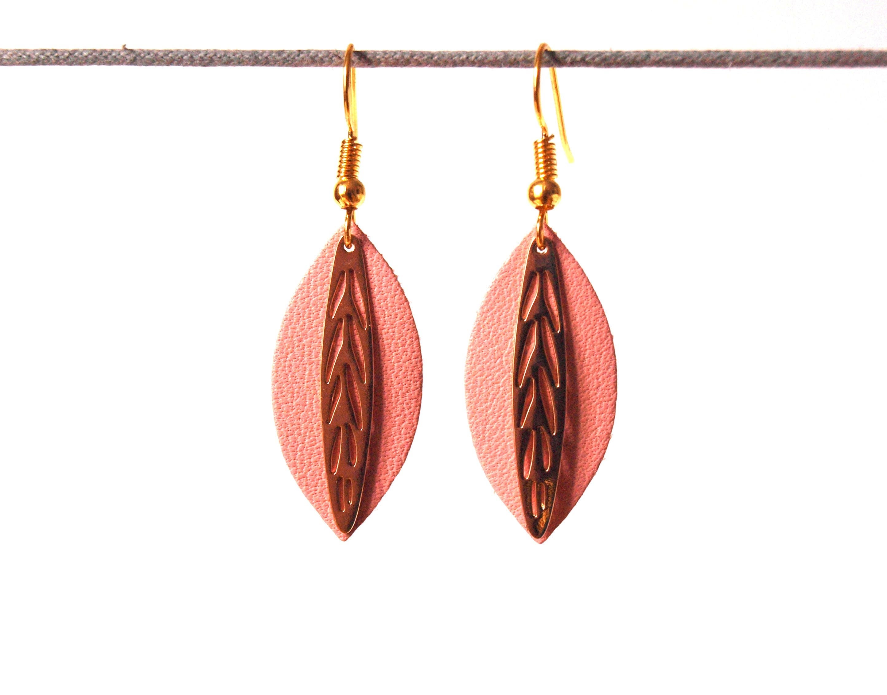 Boucles d'oreilles cuir rose et or - feuille de cuir sur monture crochet laiton doré - discrètes originales - cadeau femme - modèle Fiona