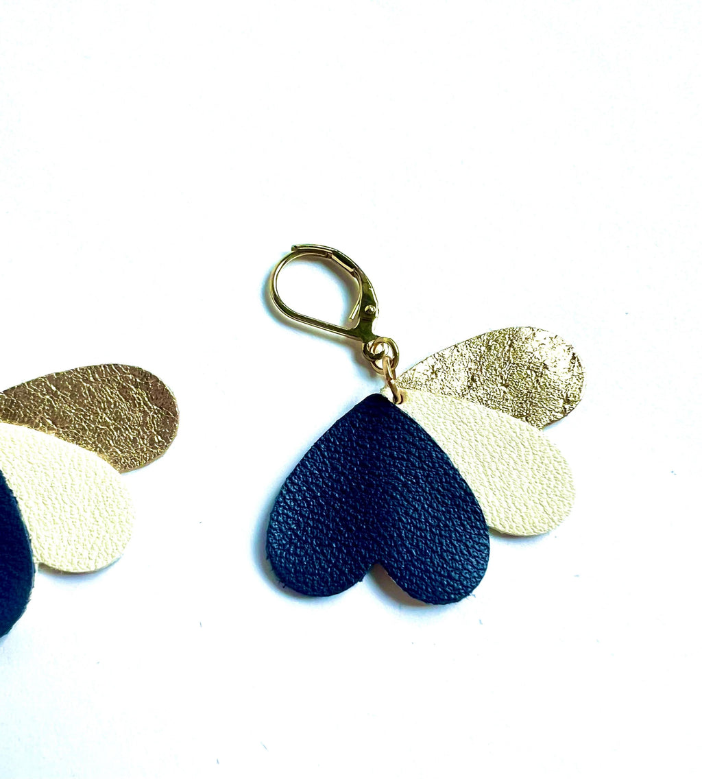 Boucles d’oreilles cœurs bleu marine blanc et or cuir upcyclé, bijoux artisanaux légers faits main, boucles pendantes femme, cadeau original