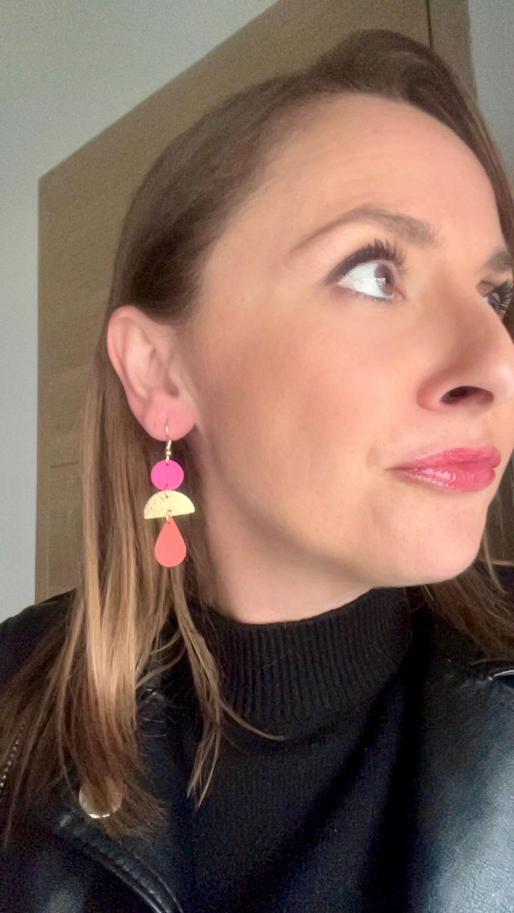Boucles d’oreilles bohème chic en cuir upcyclé, modèle géométrique fait main, bijou artisanal léger violet doré et jaune - cadeau femme