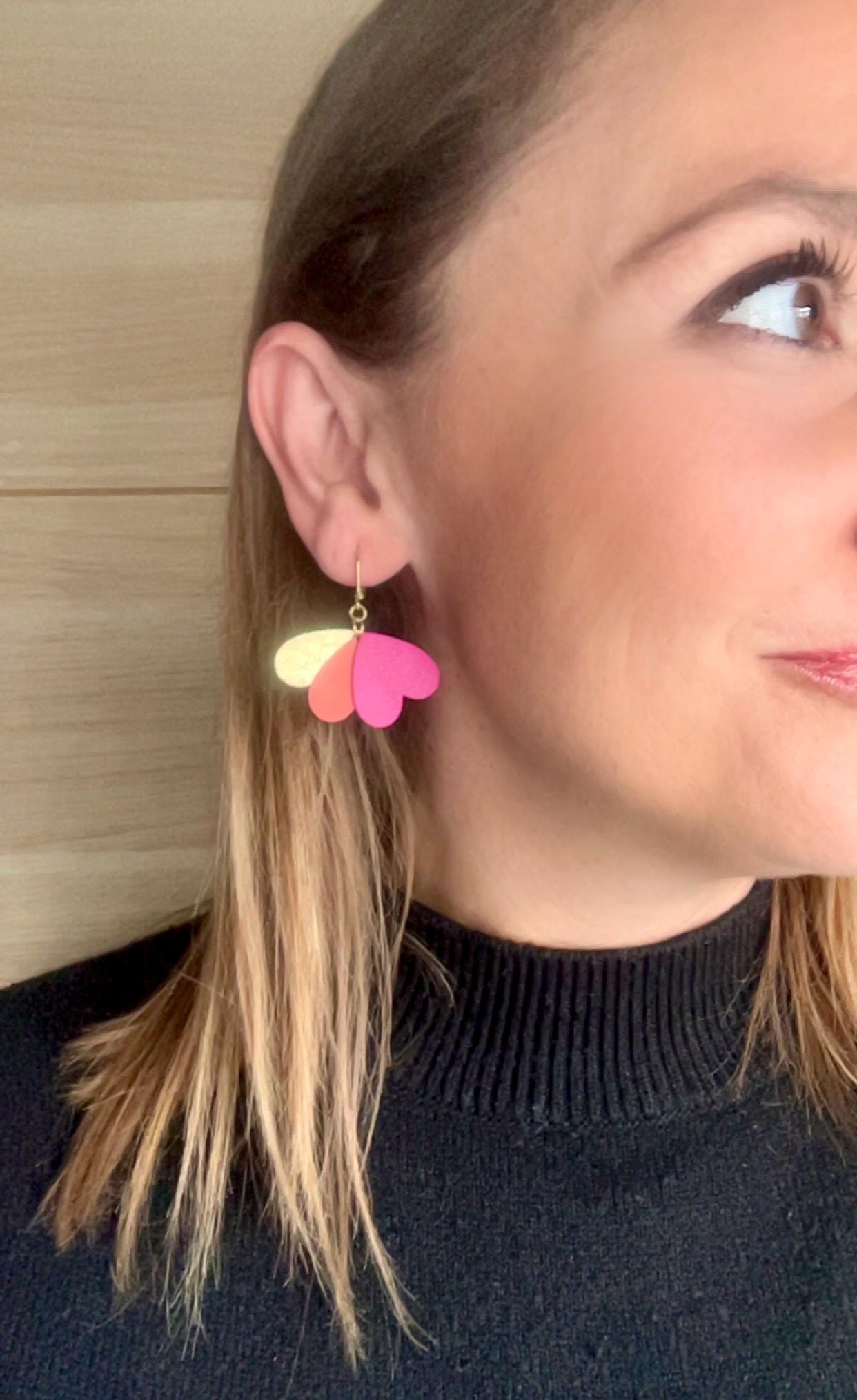 Boucles d’oreilles cœurs en cuir upcyclé, bijoux artisanaux légers faits main pour femme, cadeau original, vert sauge rose pastel et or rose