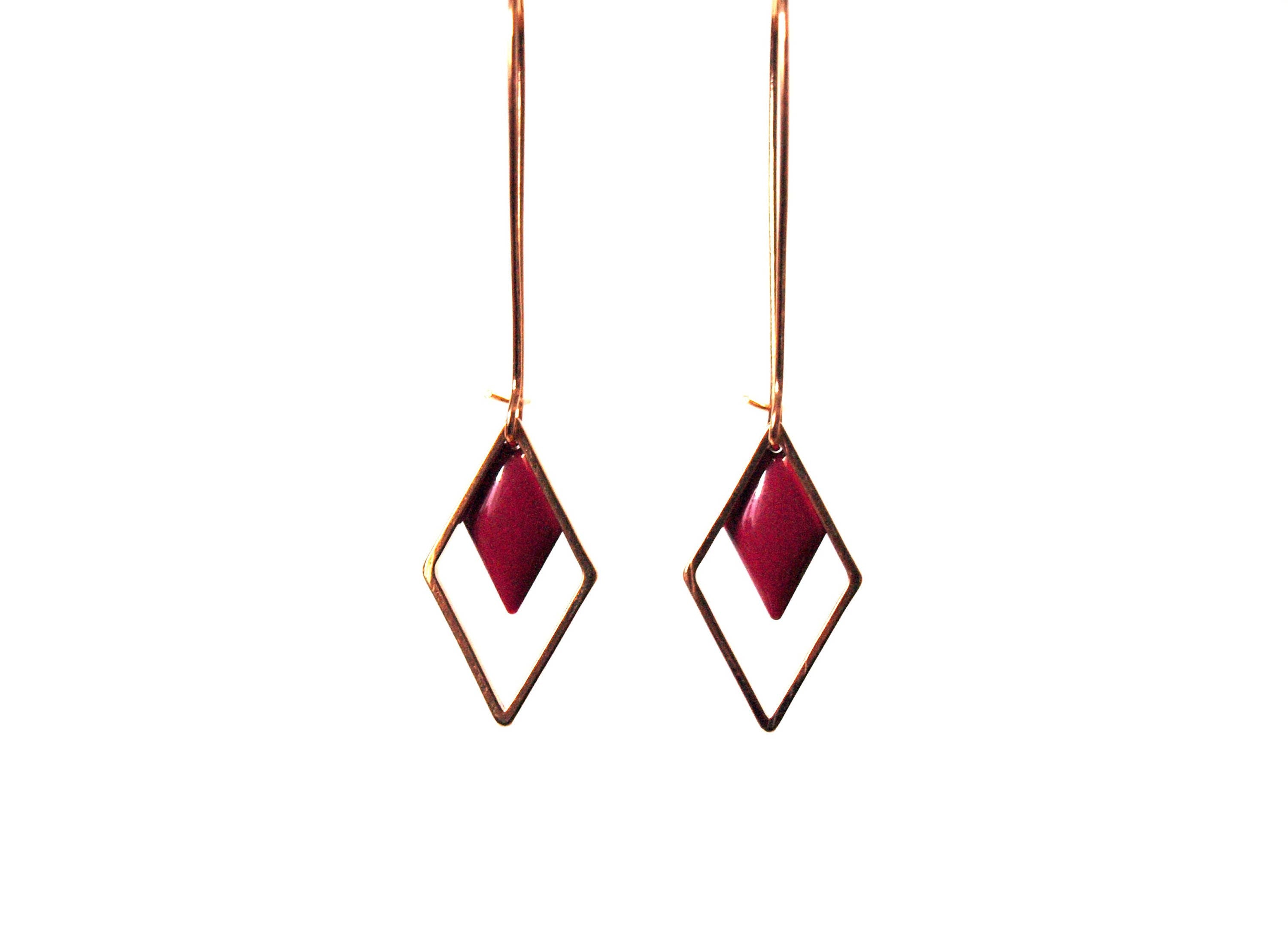 Boucles d'oreilles géométriques losange émaillé rouge grenat sur monture en laiton doré - longues boucles d'oreilles graphiques minimalistes