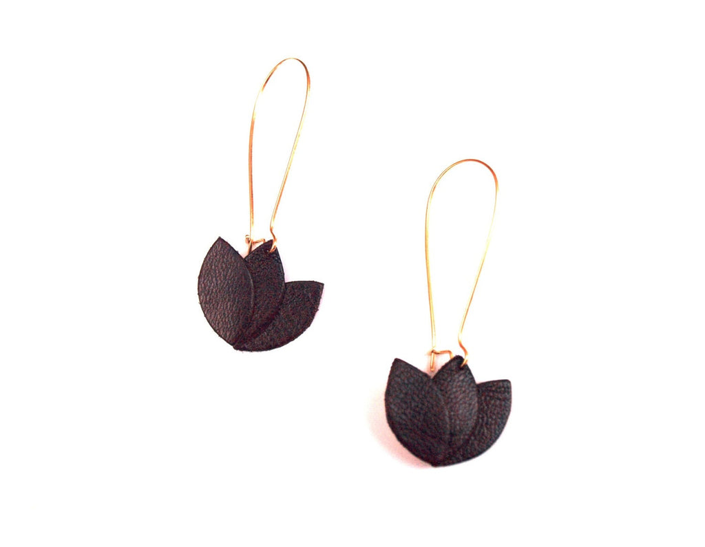Boucles d'oreilles cuir noir et or, fleur de cuir sur monture dormeuse dorée