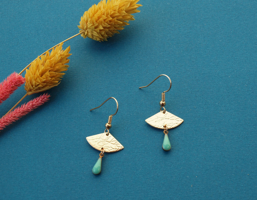 Boucles d'oreilles dorées discrètes mint et or - boucles d'oreilles éventail vert d'eau, vert pastel, vert clair - modèle EVA
