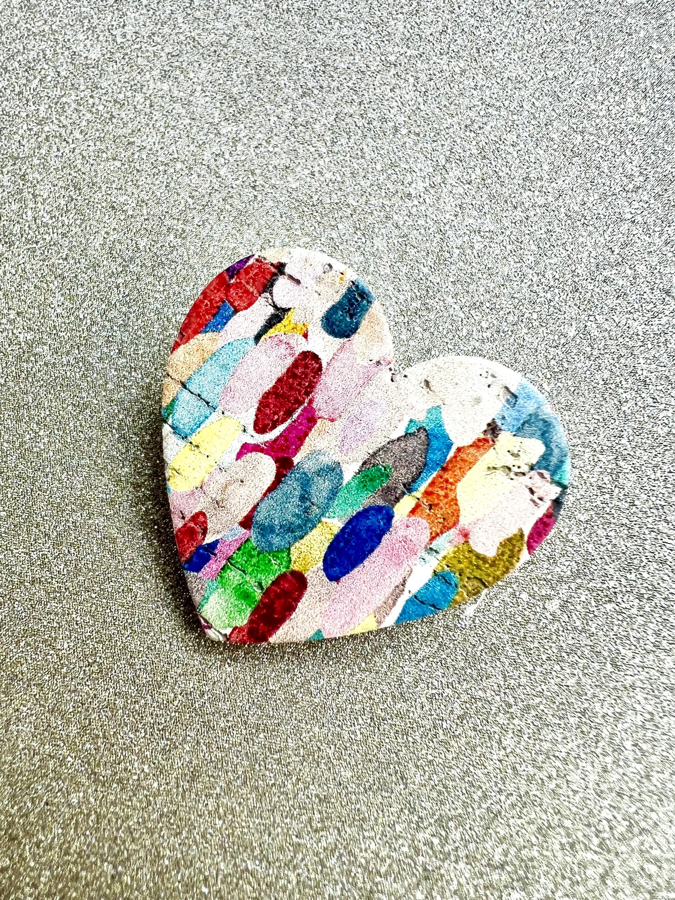 Broche multicolore cœur en liège et cuir - cadeau fête des mères - cadeau maîtresse - cadeau pour elle - cadeau femme - broche originale