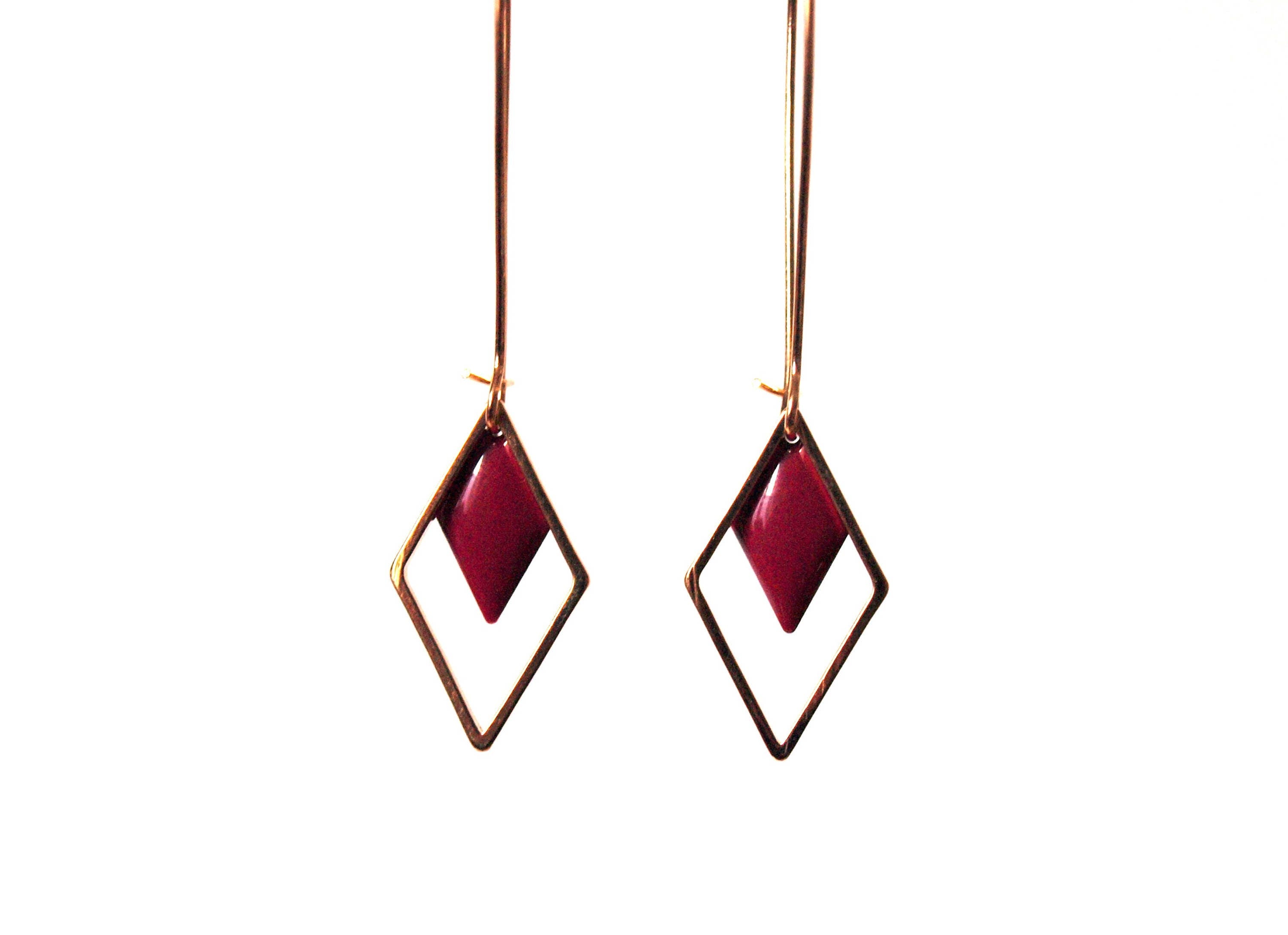Boucles d'oreilles géométriques losange émaillé rouge grenat sur monture en laiton doré - longues boucles d'oreilles graphiques minimalistes