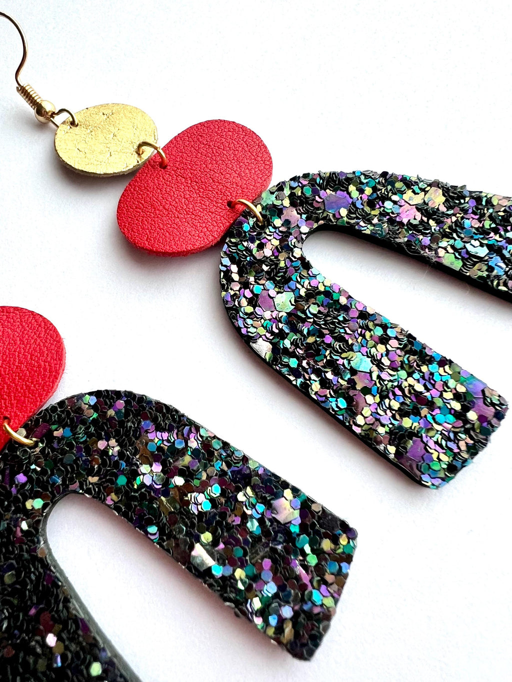 Boucles d’oreilles graphiques en cuir pailleté – Boucles statement rouges et dorées – Bijoux artisanaux faits main - cadeau femme - Gigi