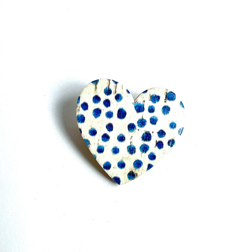 Broche coeur en liège imprimé pois bleus sur fond blanc doublé de cuir - cadeau fête des mères - cadeau maîtresse - cadeau pour elle