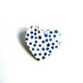 Broche coeur en liège imprimé pois bleus sur fond blanc doublé de cuir - cadeau fête des mères - cadeau maîtresse - cadeau pour elle