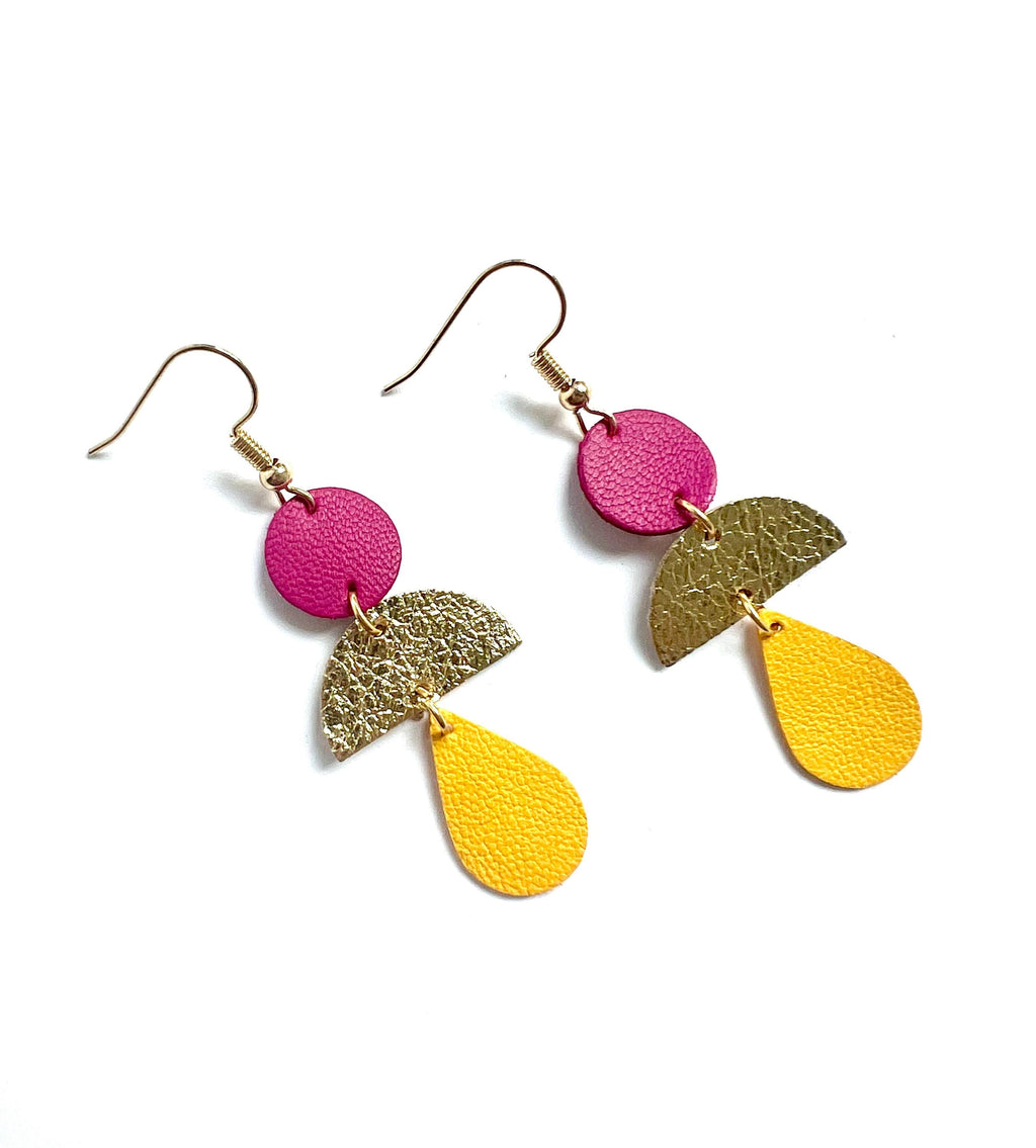 Boucles d’oreilles bohème chic en cuir upcyclé, modèle géométrique fait main, bijou artisanal léger violet doré et jaune - cadeau femme