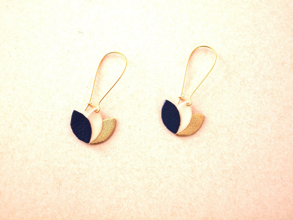 Boucles d'oreilles cuir bleu roi, blanc et or, fleur de cuir sur monture dorée style dormeuse