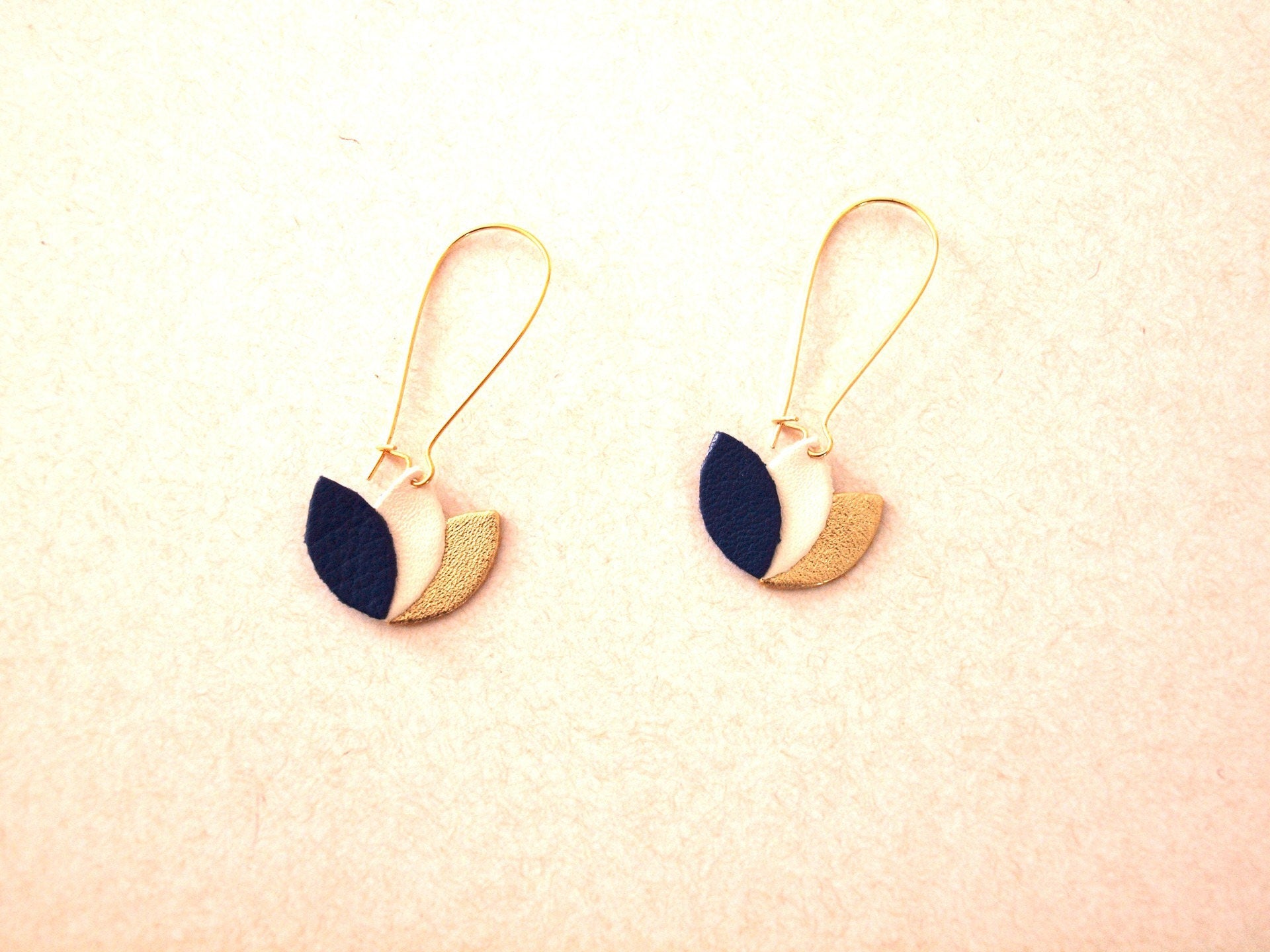 Boucles d'oreilles cuir bleu roi, blanc et or, fleur de cuir sur monture dorée style dormeuse