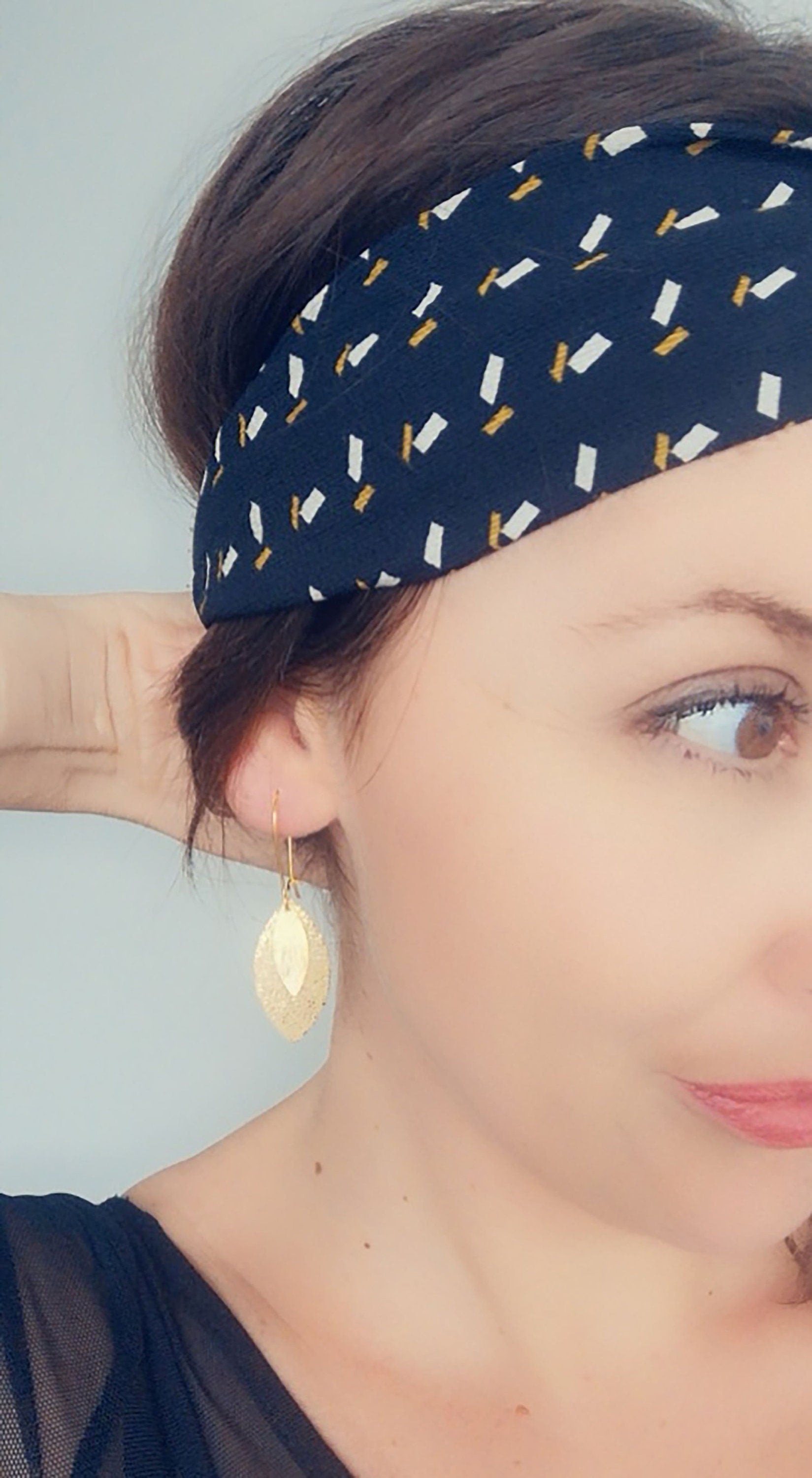 Boucles d'oreilles feuille de cuir bleu céladon et or modèle AVA