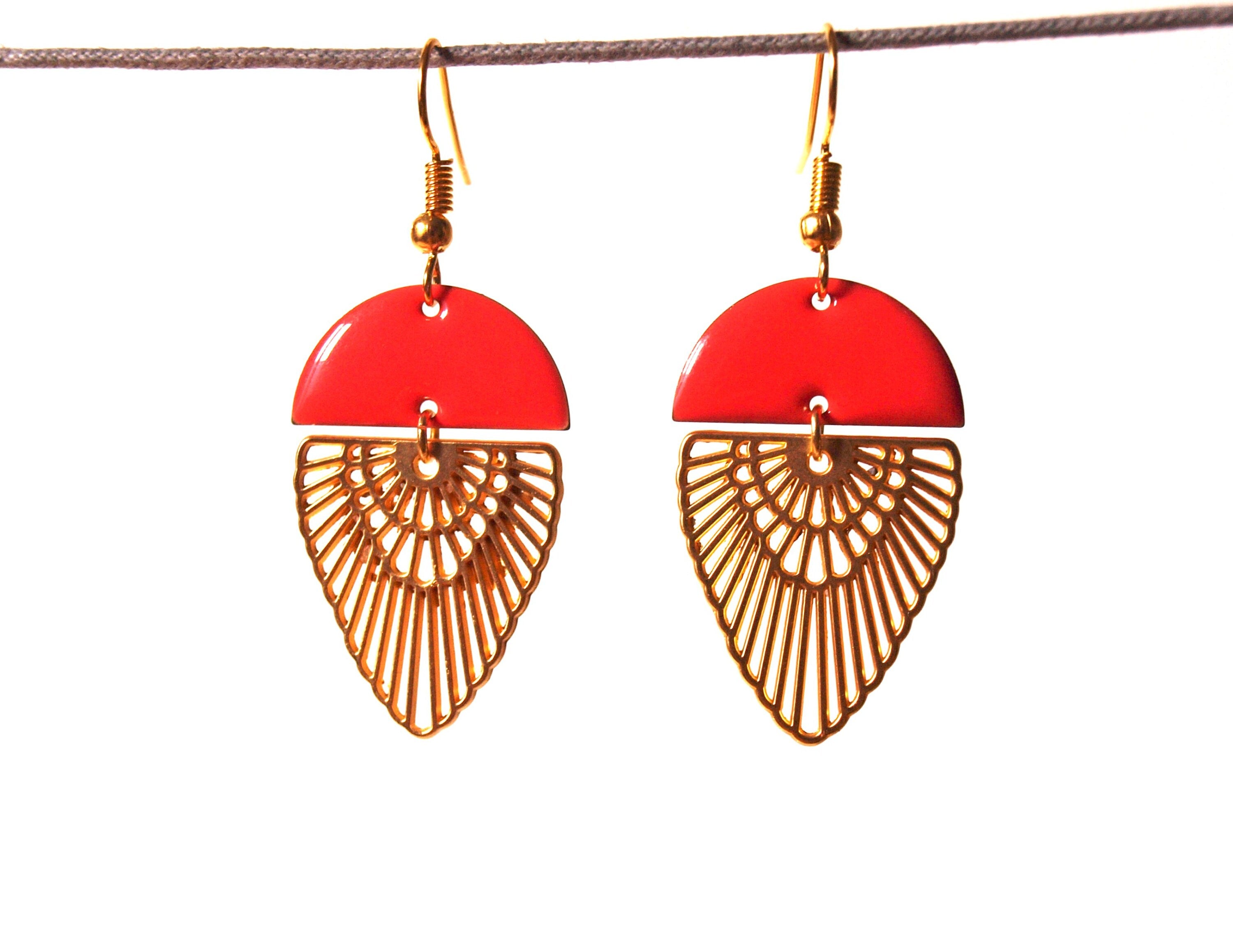 Boucles d'oreilles art déco plaqué or mat et sequin émaillé demi corail vif et or - printemps été - cadeau femme - saint valentin