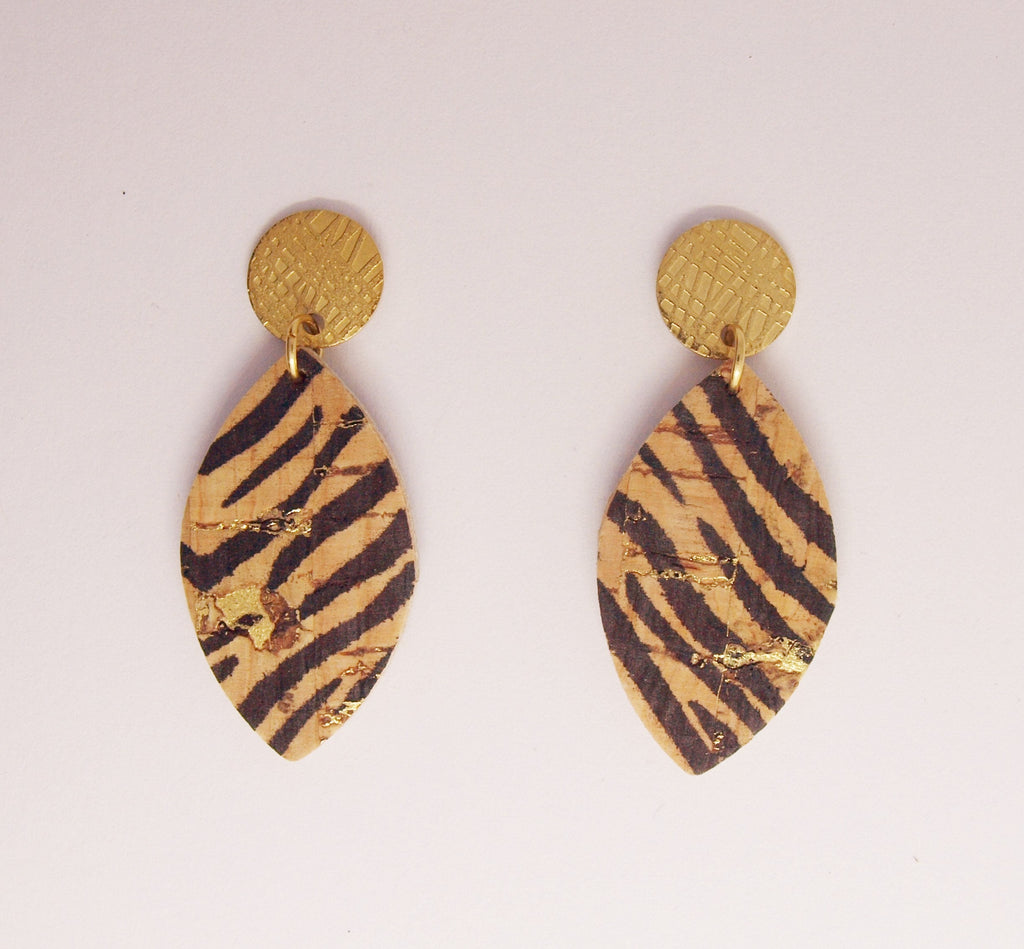 Boucles d'oreilles motif zébré noir et or en liège, cuir et acier forme feuille LOAN