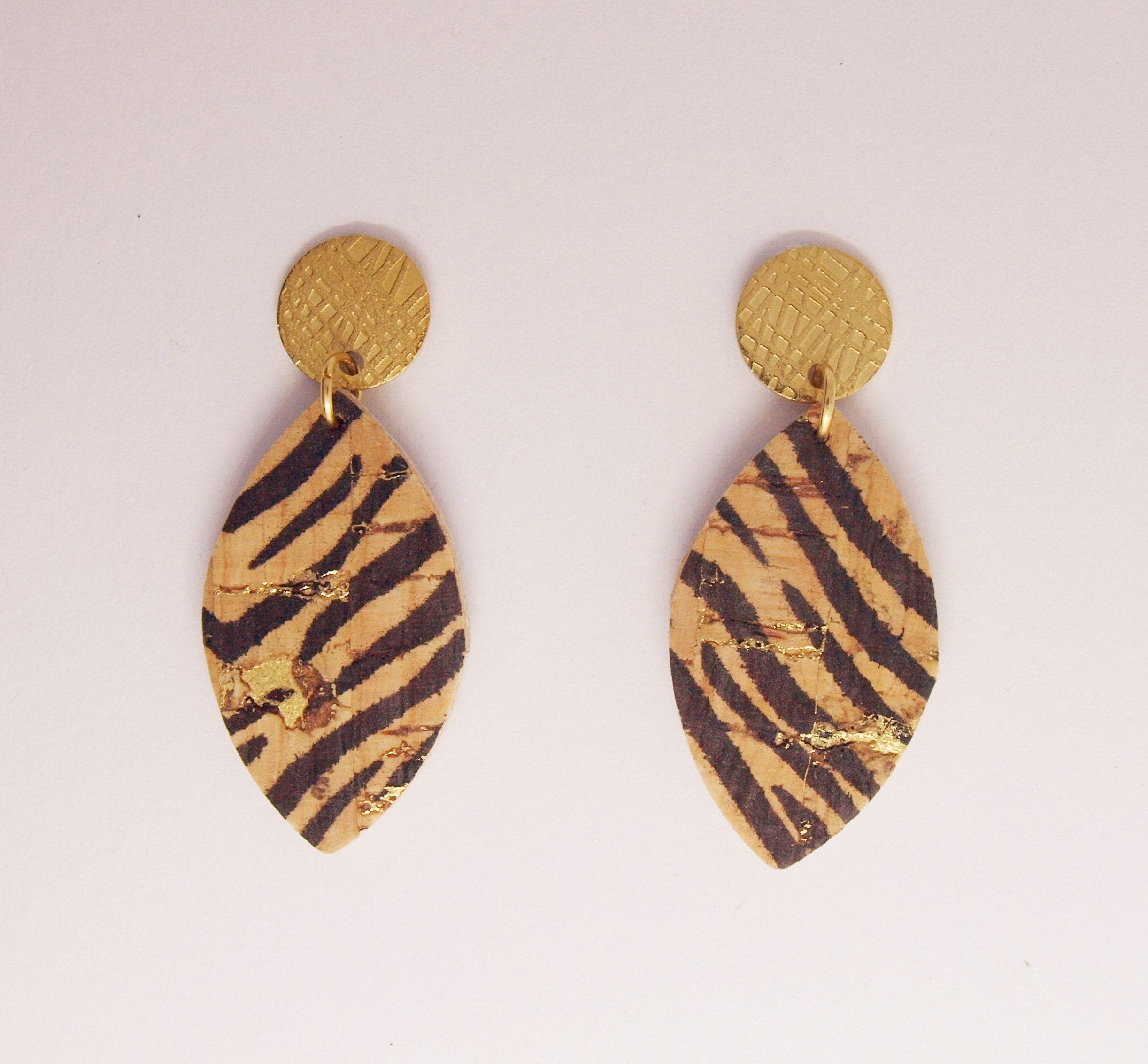 Boucles d'oreilles motif zébré noir et or en liège, cuir et acier forme feuille LOAN