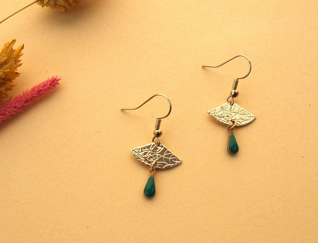 Boucles d'oreilles dorées discrètes vert et or - boucles d'oreilles éventail et goutte vert émeraude - modèle EVA green