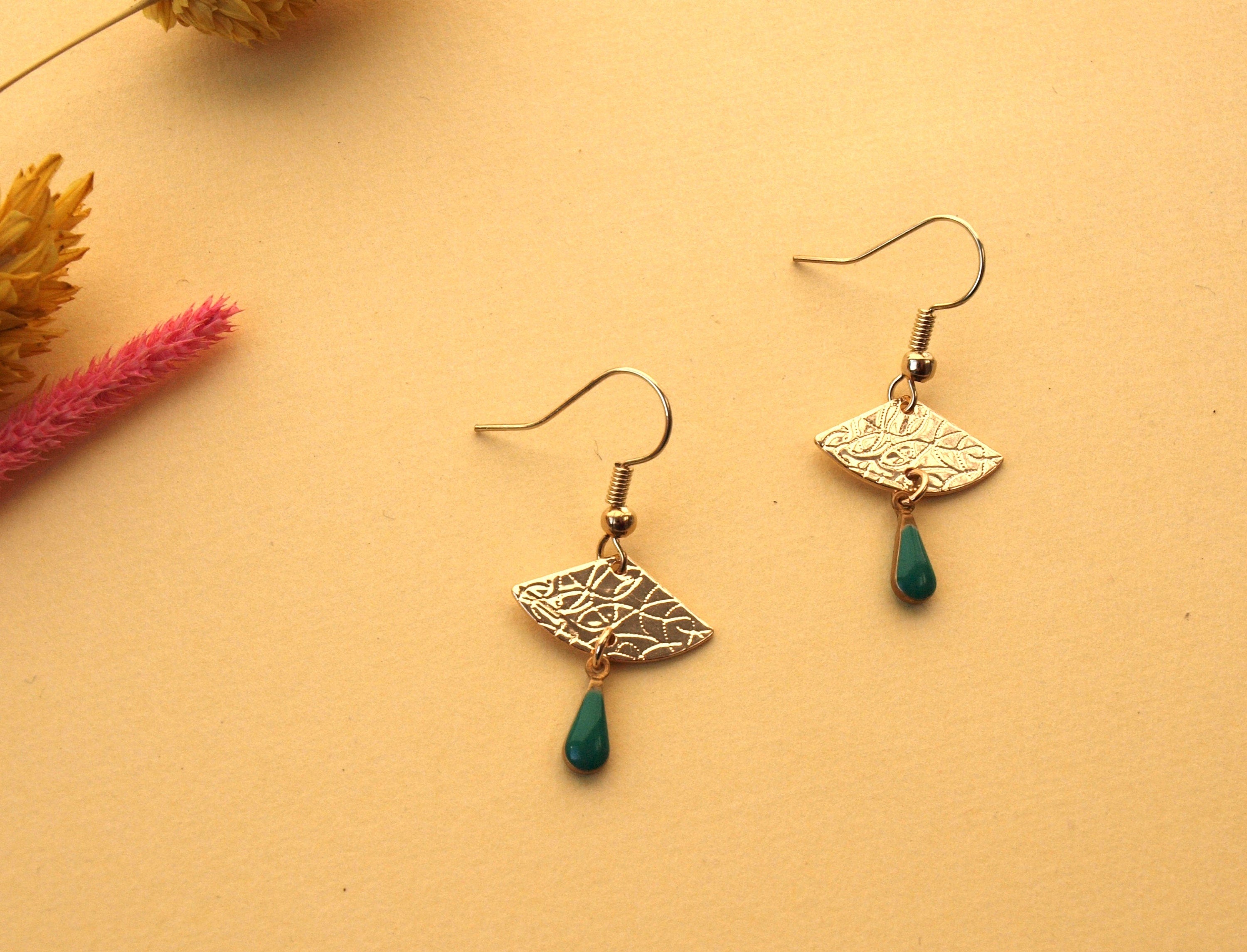 Boucles d'oreilles dorées discrètes vert et or - boucles d'oreilles éventail et goutte vert émeraude - modèle EVA green