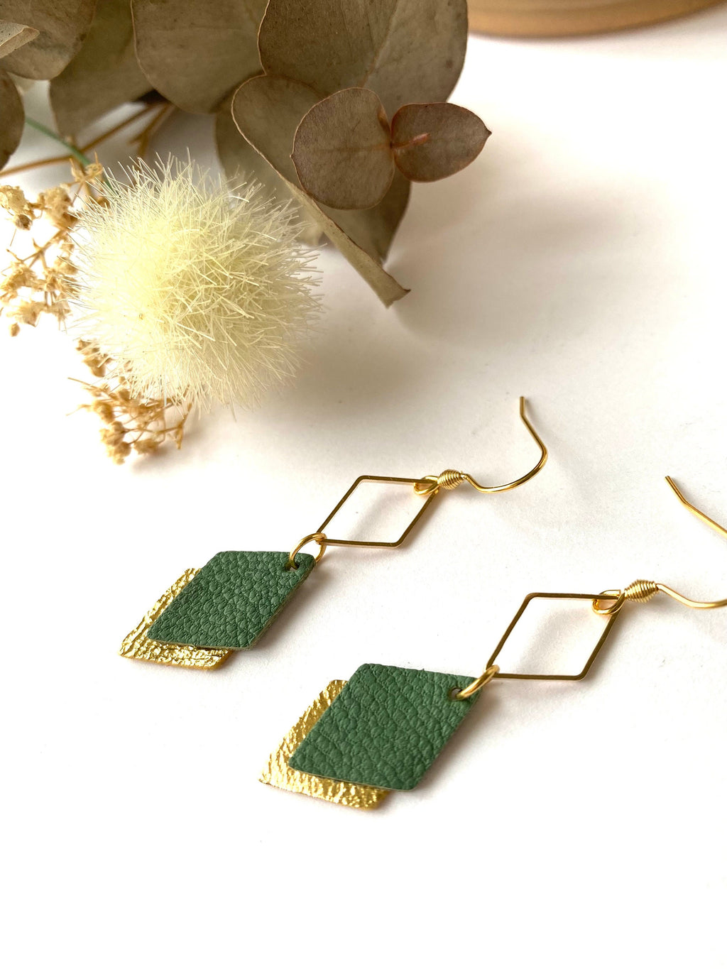 Boucles d'oreilles cuir vert et or, boucles d'oreilles graphiques losanges vert de gris et doré - modèle LISÉA -cadeau noël pour elle