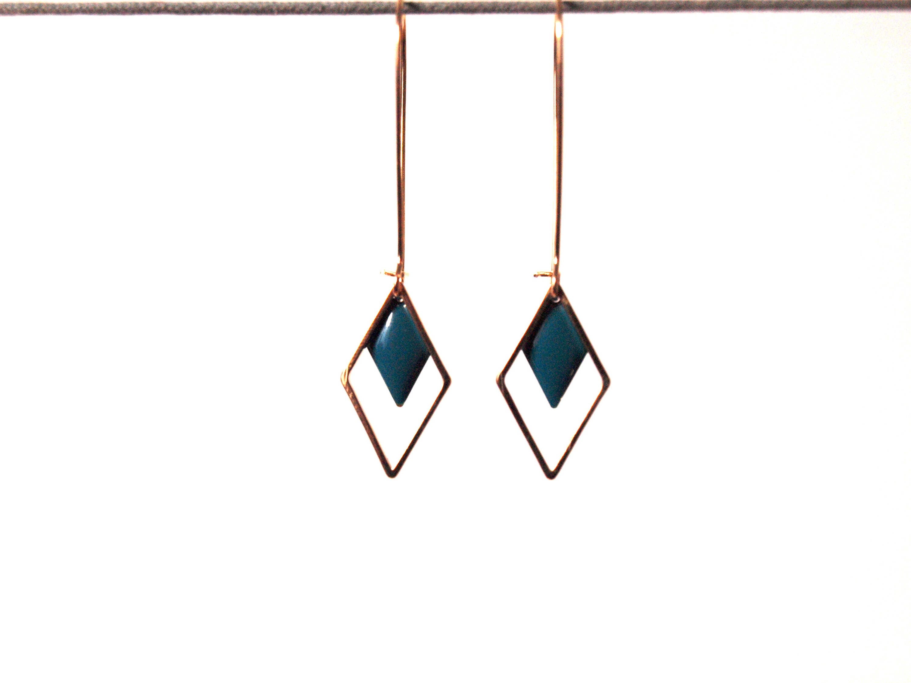Boucles d'oreilles sequin émaillé losange bleu canard sur monture en laiton doré - boucles d'oreilles graphiques minimalistes