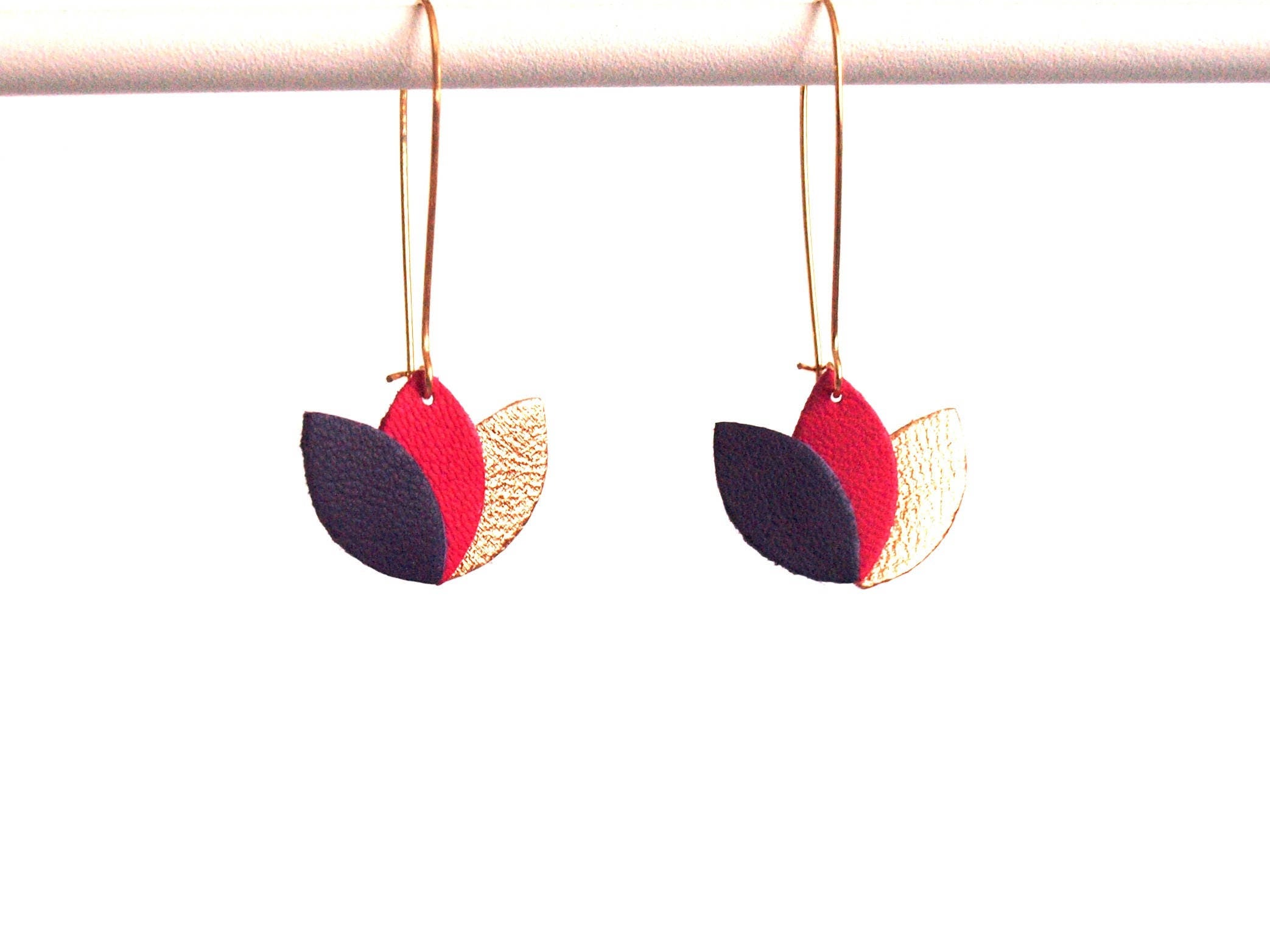 Boucles d'oreilles cuir violet, rose framboise et or rosé, fleur de cuir sur monture dorée style dormeuse