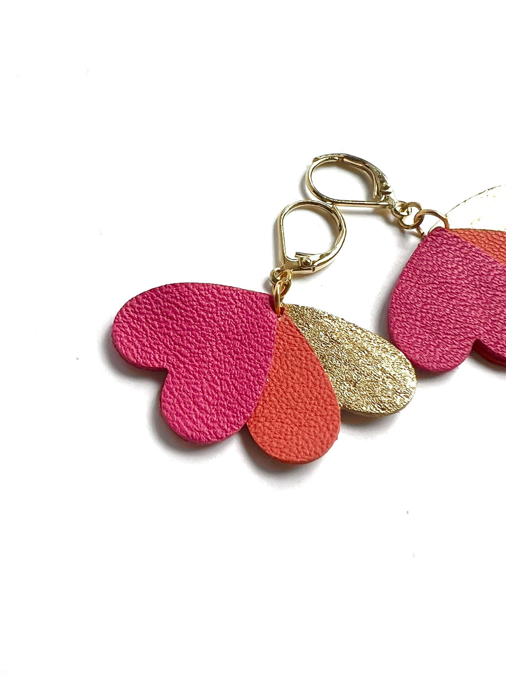 Boucles d’oreilles cœurs en cuir upcyclé, bijoux artisanaux légers faits main boucles pendantes femme, cadeau original, fuchsia corail et or