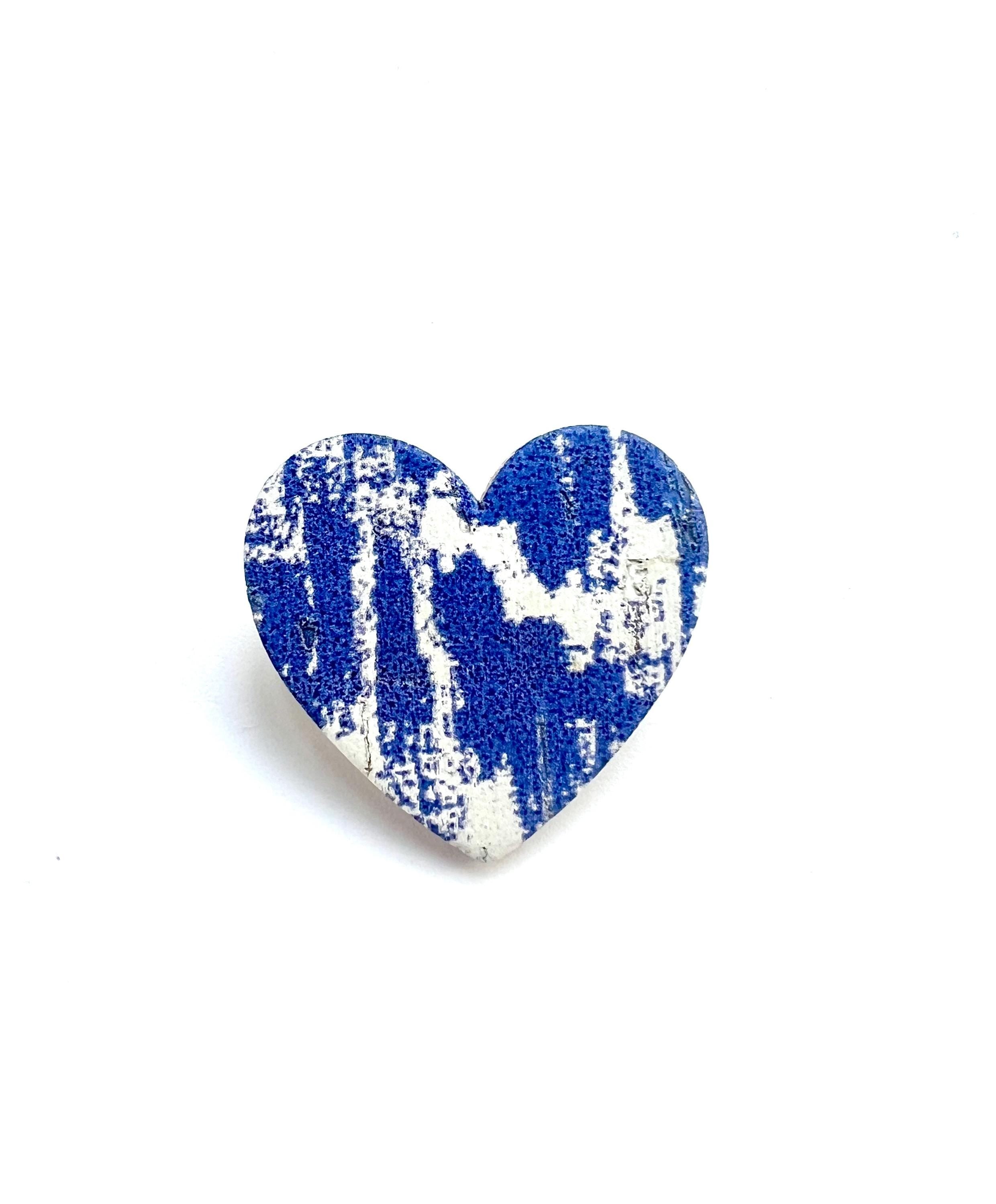 Broche cœur bleu et blanc en liège et cuir - cadeau fête des mères - cadeau maîtresse - cadeau pour elle - cadeau femme  broche originale