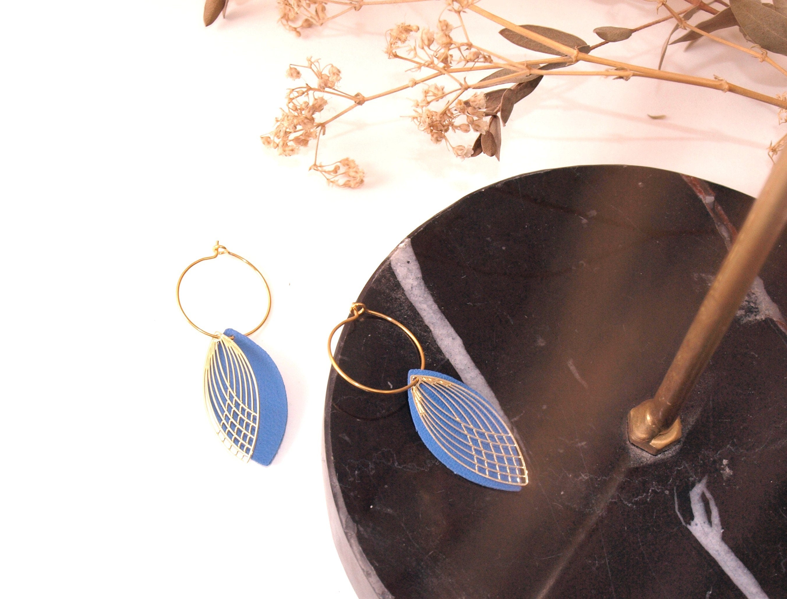 Boucles d'oreilles créoles acier inoxydable et cuir -beu lavande et or - créoles style art déco - modèle SIENNA