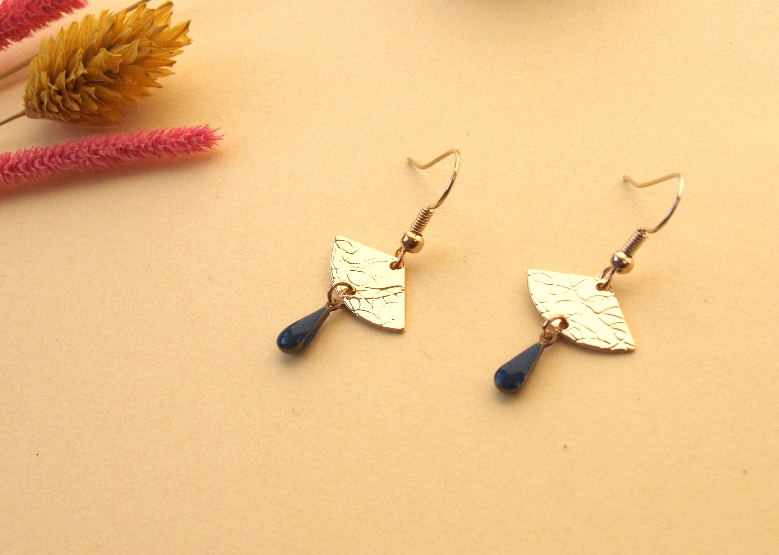 Boucles d'oreilles dorées discrètes - boucles d'oreilles éventail bleu marine - modèle EVA bleu nuit
