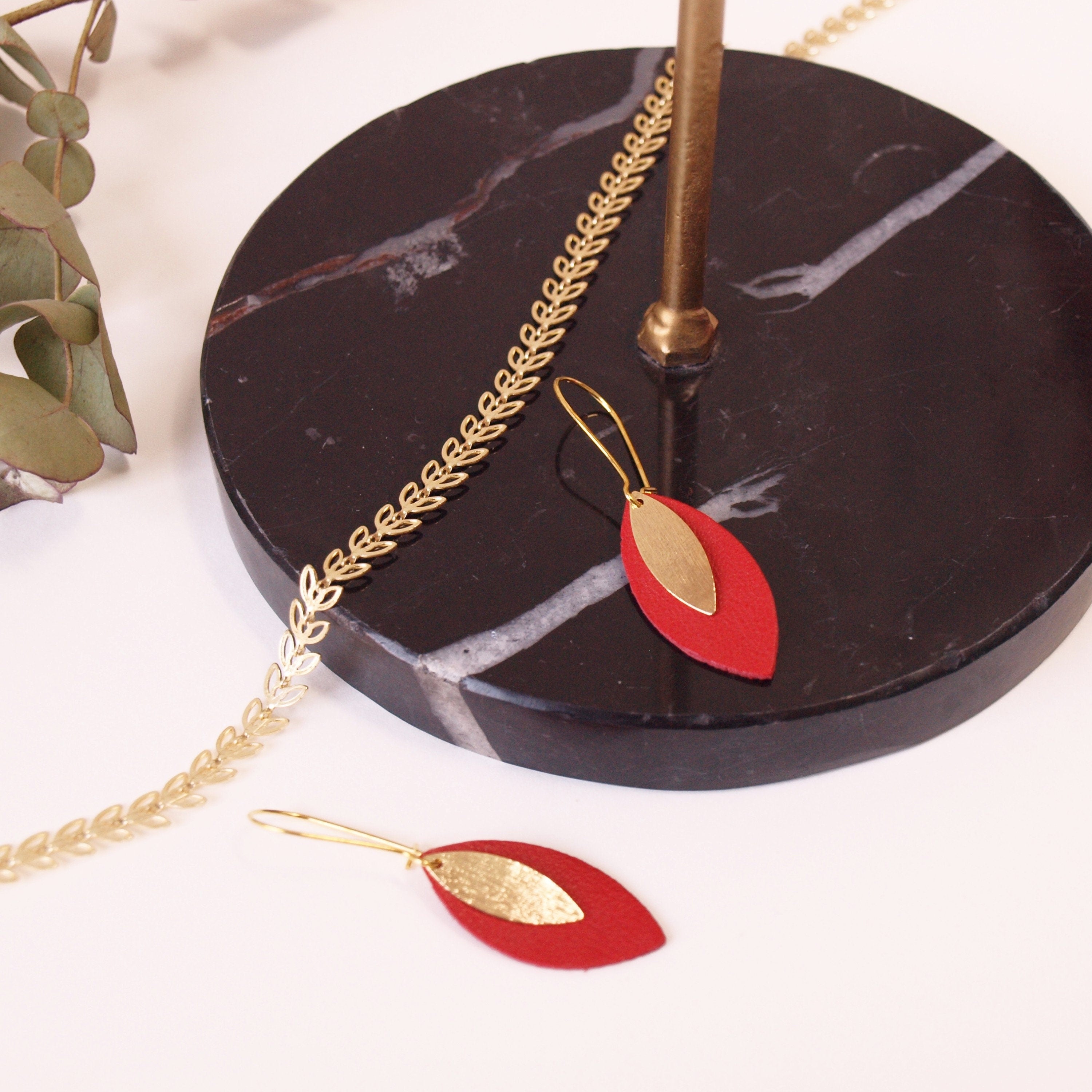 Boucles d'oreilles feuille de cuir rouge et or modèle AVA
