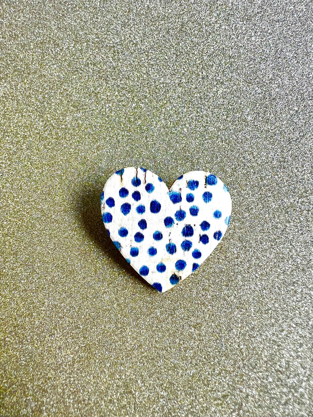 Broche coeur en liège imprimé pois bleus sur fond blanc doublé de cuir - cadeau fête des mères - cadeau maîtresse - cadeau pour elle