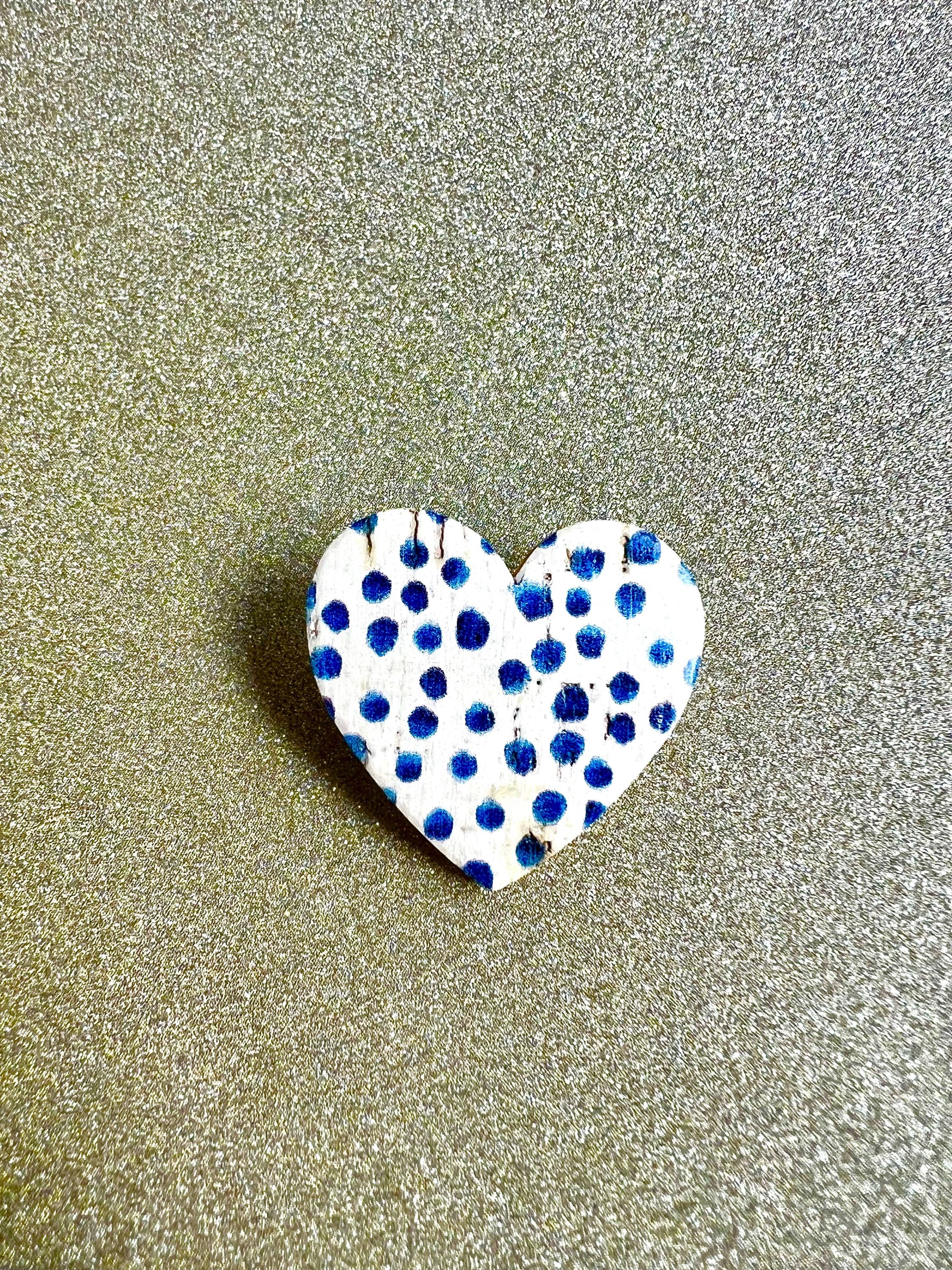 Broche coeur en liège imprimé pois bleus sur fond blanc doublé de cuir - cadeau fête des mères - cadeau maîtresse - cadeau pour elle