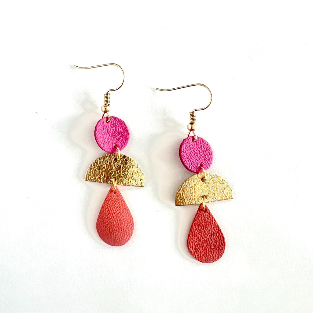 Boucles d’oreilles bohème chic en cuir upcyclé, modèle géométrique fait main, bijou artisanal léger rose fuchsia doré et corail cadeau femme