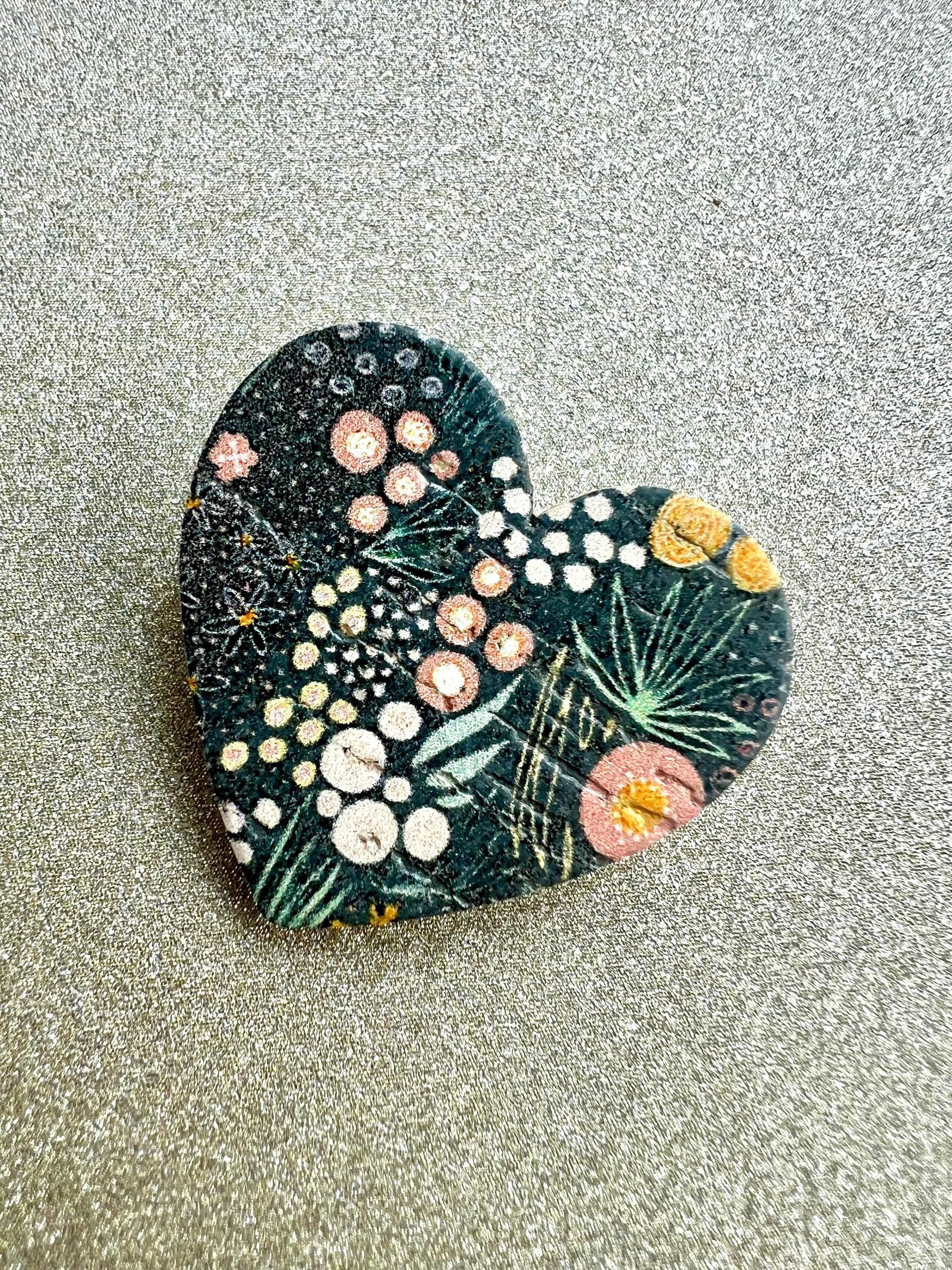 Broche fleurie colorée en liège forme cœur - cadeau fête des mères - cadeau maîtresse - cadeau pour elle - cadeau femme  broche originale