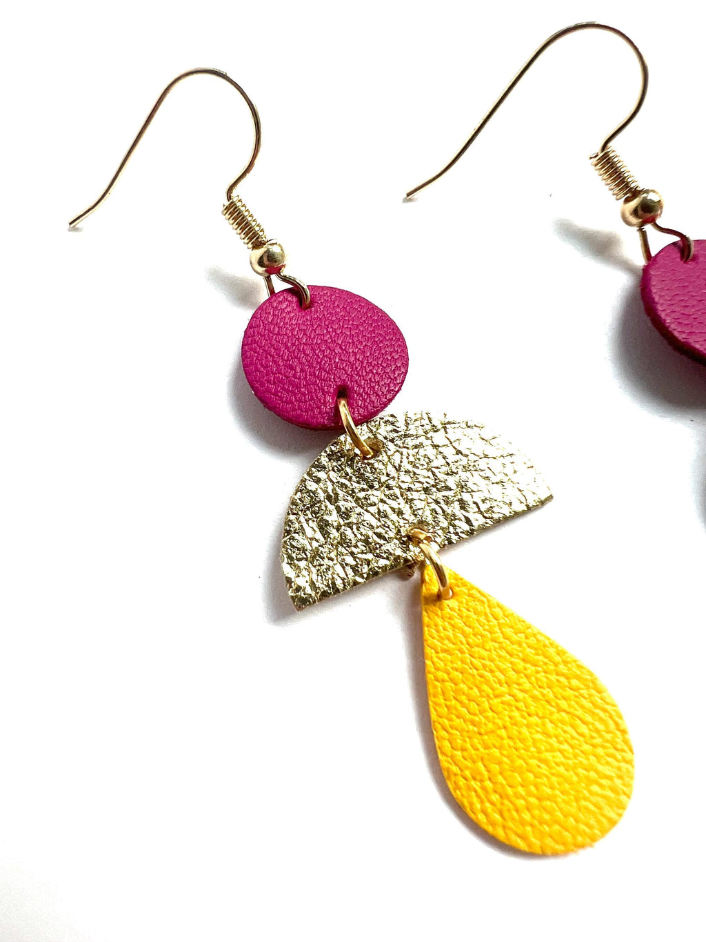 Boucles d’oreilles bohème chic en cuir upcyclé, modèle géométrique fait main, bijou artisanal léger violet doré et jaune - cadeau femme