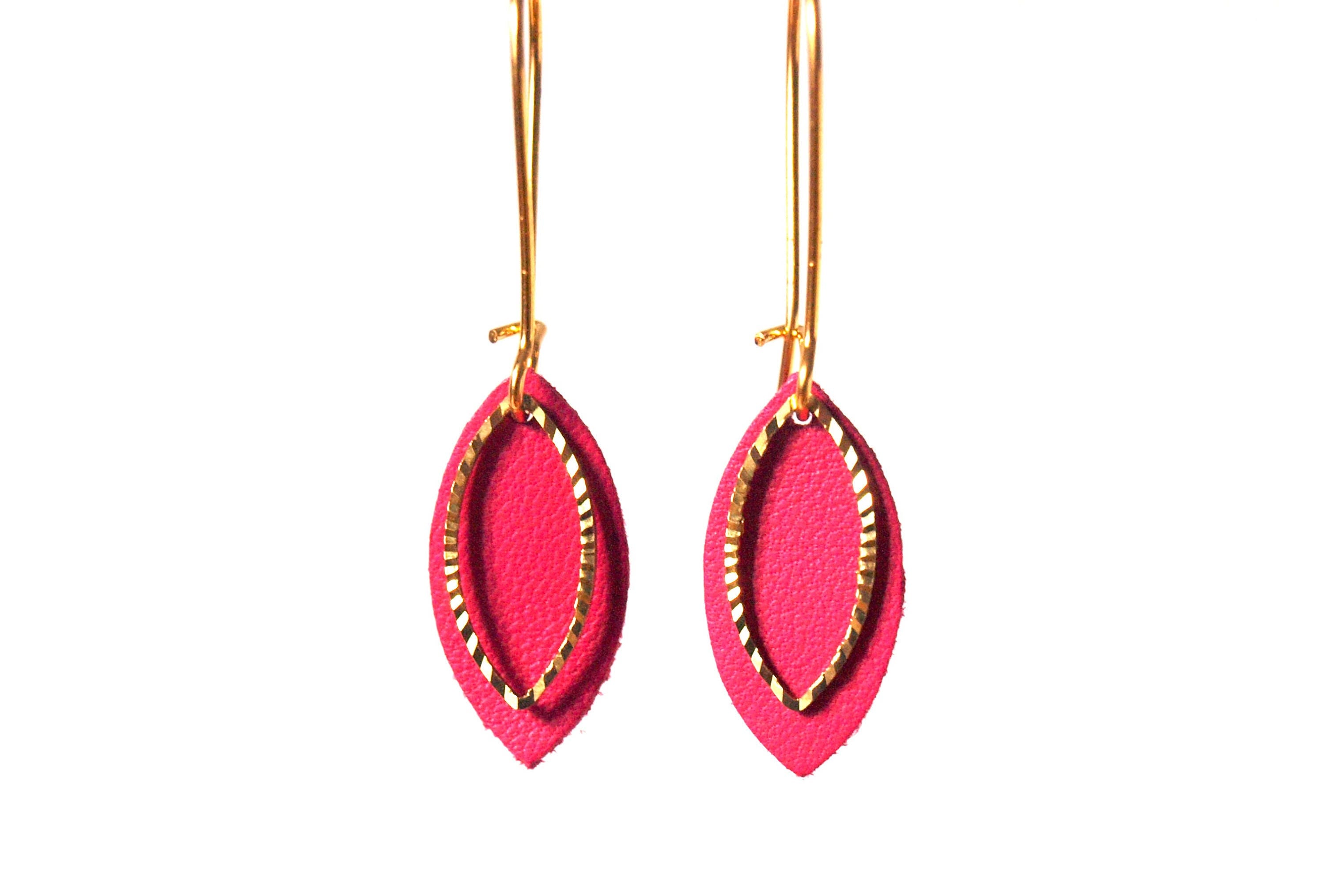 Boucles d'oreilles cuir rose framboise et or et or - boucles d'oreilles feuilles  - boucles d'oreilles discrètes - cadeau femme  modèle EMMA