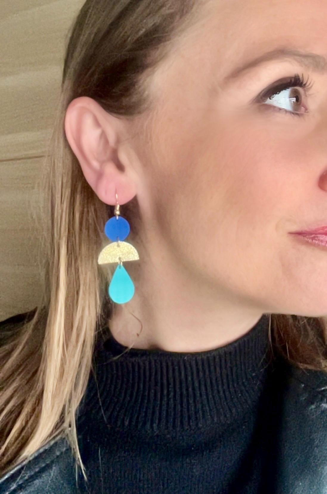 Boucles d’oreilles bohème chic en cuir upcyclé, modèle géométrique fait main, bijou artisanal léger bleu roi doré et turquoise cadeau femme